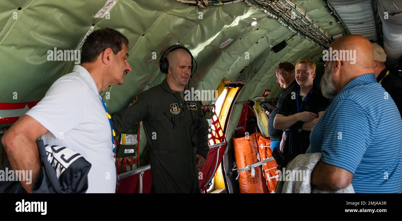Arbeitgeber nominiert für die Teilnahme an der Indiana Employer Support of the Guard and Reserve (ESGR) Boss Lift Tour ein KC-135 Stratotanker Flugzeug am 26. August 2022 am Luftwaffenstützpunkt Grissom, Indiana. Indiana ESGR Boss Lift zeigt den Arbeitgebern von Wachmännern und Reservisten Anerkennung, indem sie ihnen einen Blick hinter die Kulissen der Militäroperationen ihrer Mitarbeiter gibt. Stockfoto