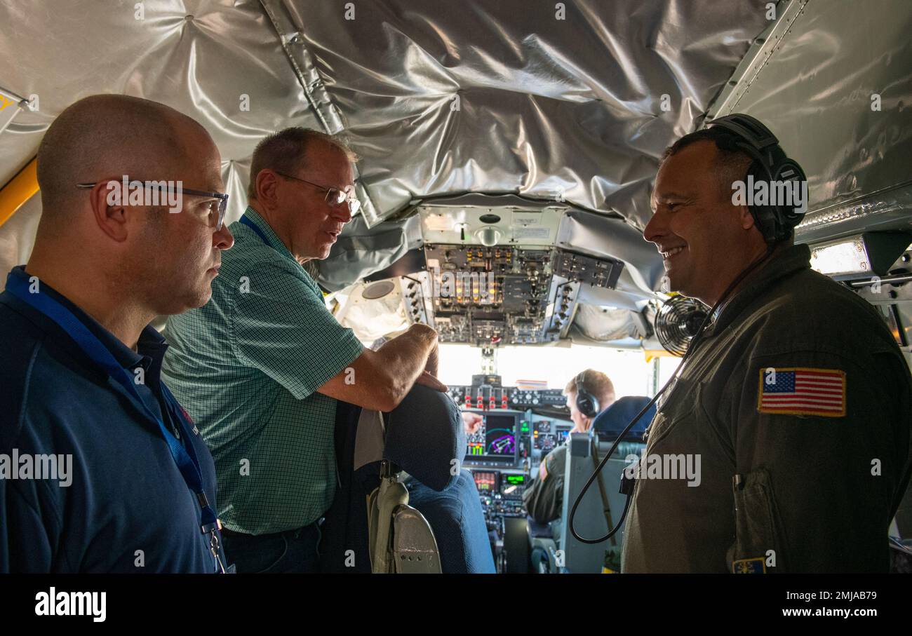 Arbeitgeber nominiert für die Teilnahme an der Indiana Employer Support of the Guard and Reserve (ESGR) Boss Lift Tour A KC-135 Stratotanker Aircraft Cockpit 26. August 2022, Grissom Air Reserve Base, Indiana. Indiana ESGR Boss Lift zeigt den Arbeitgebern von Wachmännern und Reservisten Anerkennung, indem sie ihnen einen Blick hinter die Kulissen der Militäroperationen ihrer Mitarbeiter gibt. Stockfoto