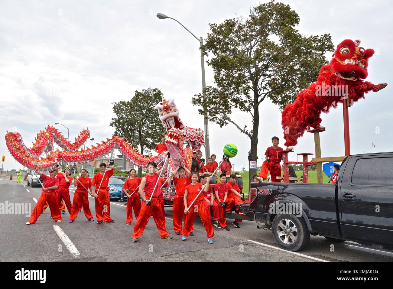 Bei der Canada Day Parade wurde der traditionelle chinesische Drachentanz vorgeführt Stockfoto