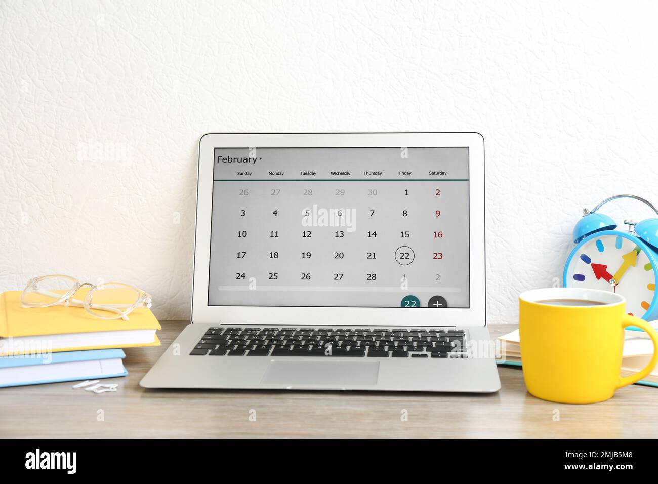 Modernes Notebook mit Kalender-App im Büro Stockfoto