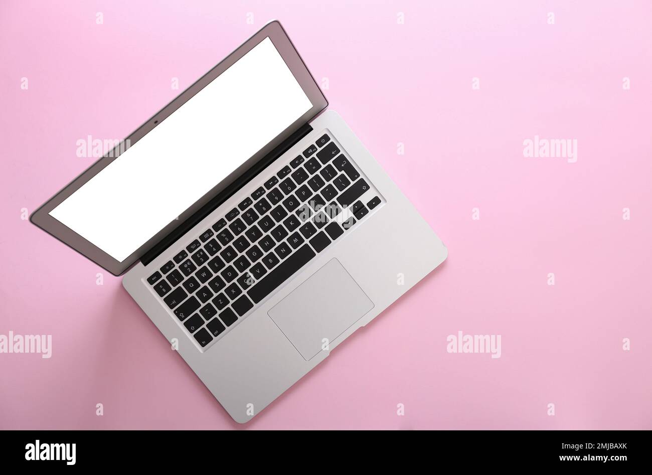 Modernes Notebook mit leerem Bildschirm auf pinkfarbenem Hintergrund, Draufsicht Stockfoto