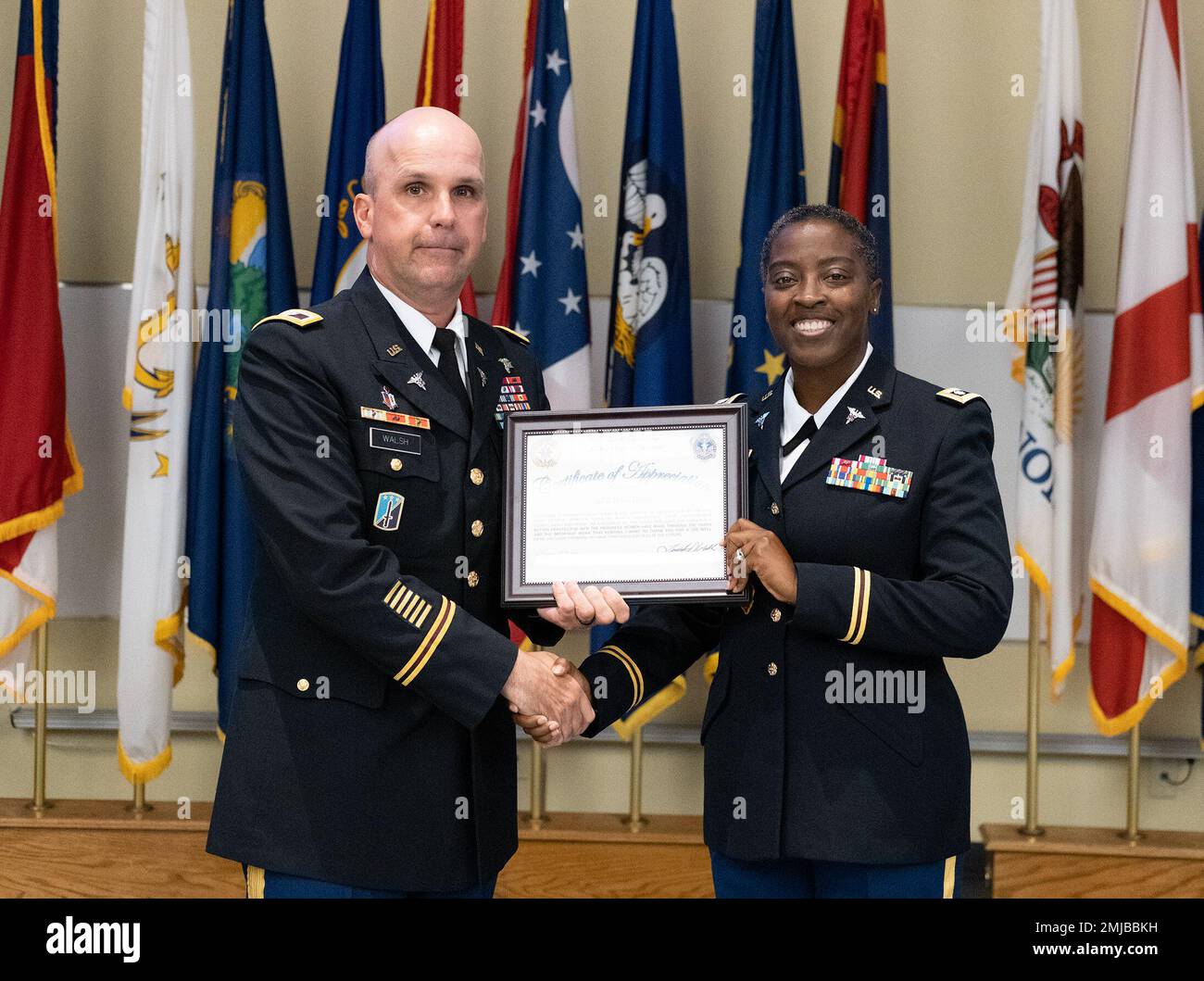 Colonel Timothy Walsh, stellvertretender Commander der USA Army Medical Logistics Command, präsentiert LT. Oberst Nikki Davis eine Bestätigung der Anerkennung für ihre Unterstützung der AMLC-Veranstaltung zum Frauentag am 26. August in Fort Detrick, Maryland. Stockfoto