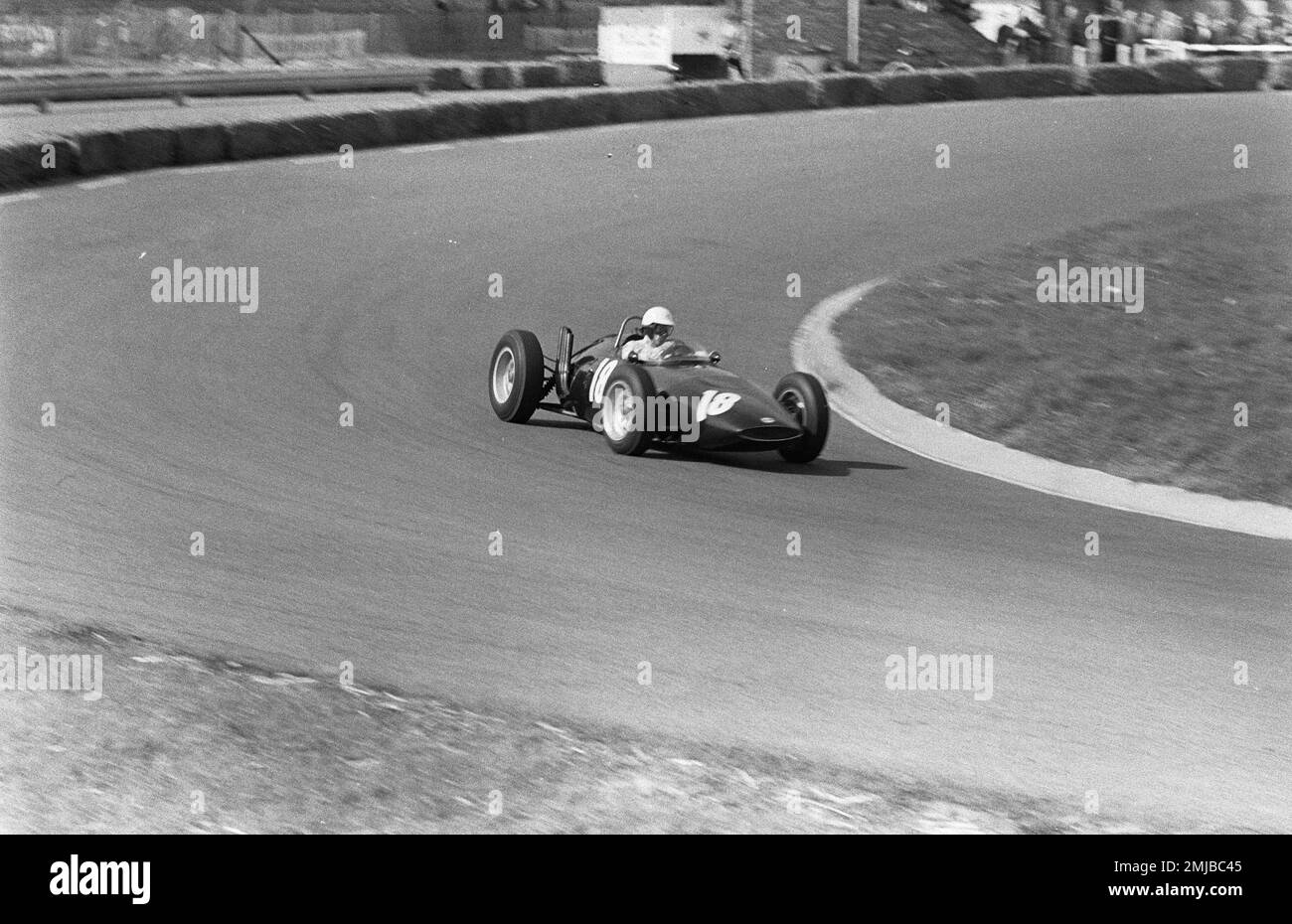 Geschichte der Niederlande: Fahrer machen Übungsrunden für die Formel-1-Weltmeisterschaft auf der Rennstrecke Zandvoort Circuit in den Niederlanden ca. 18. Mai 1962 Stockfoto