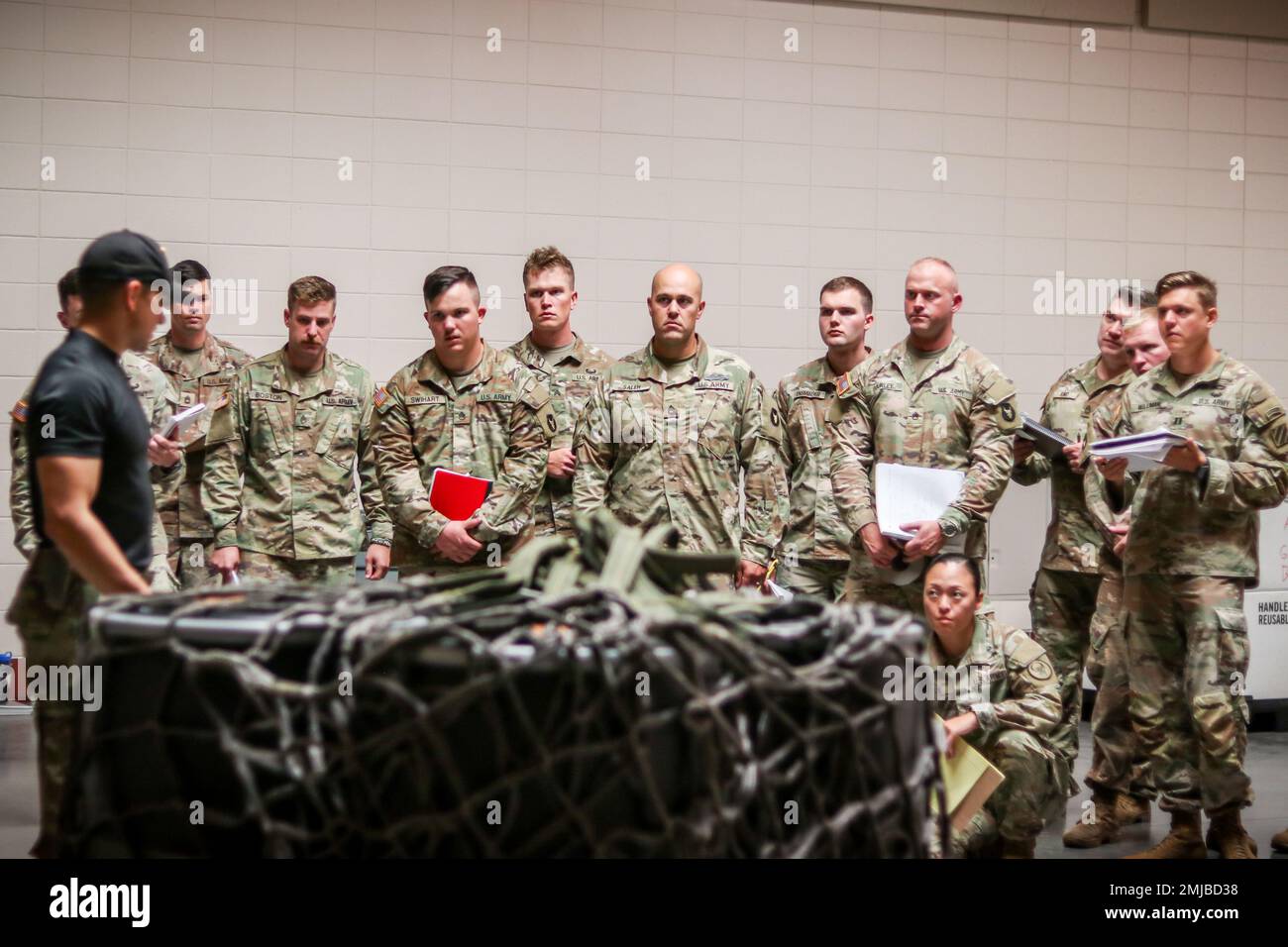 Die Pathfinder-Studenten hören ihre Anweisungen während einer Demonstration zum Betrieb von Hebegurten im Camp Dodge in Johnston, Iowa, am 26. August 2022. Cadre, die dem Army National Guard Warrior Training Center in Fort Benning, Georgia, zugeteilt sind, unterrichten etwa 50 Soldaten der Nationalgarde und der aktiven Komponente, um Navigationshilfe und Beratungsdienste für Militärflugzeuge zu erlangen. Stockfoto