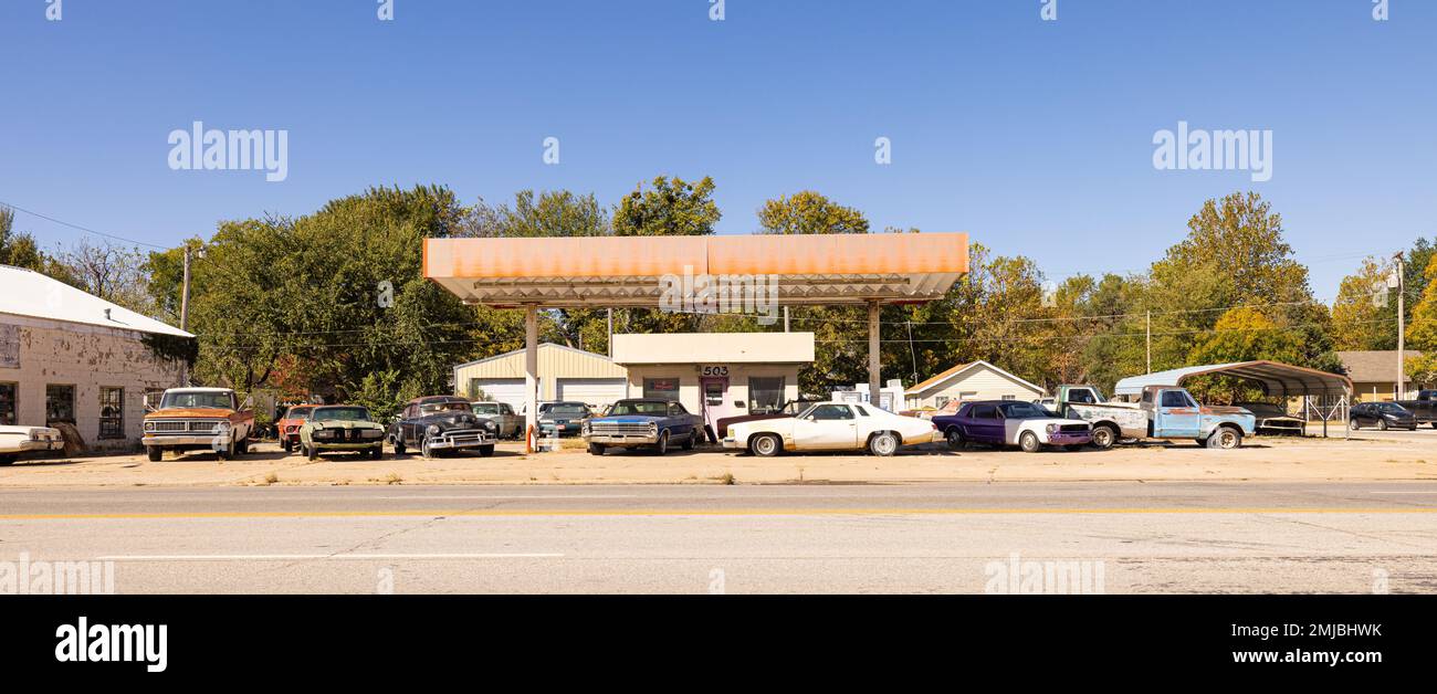 Vinita, Oklahoma, USA - 18. Oktober 2022: Task Force Motors, Oldtimer-Händler an einer ehemaligen Tankstelle Stockfoto