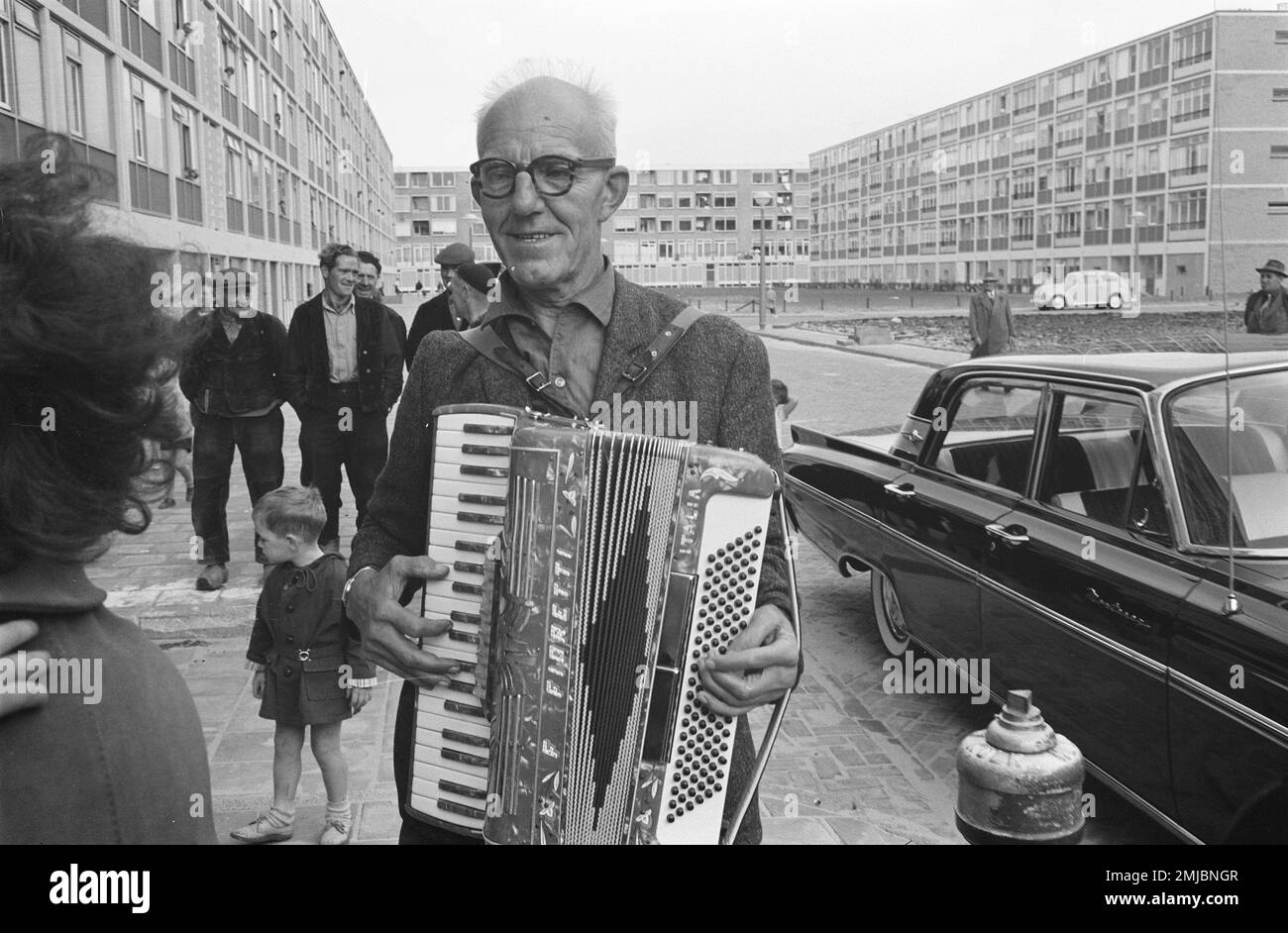 Niederländische Geschichte: Ein Akkordeonist in einer großen, nicht identifizierten niederländischen Stadt; Datum: 11. September 1962 Stockfoto