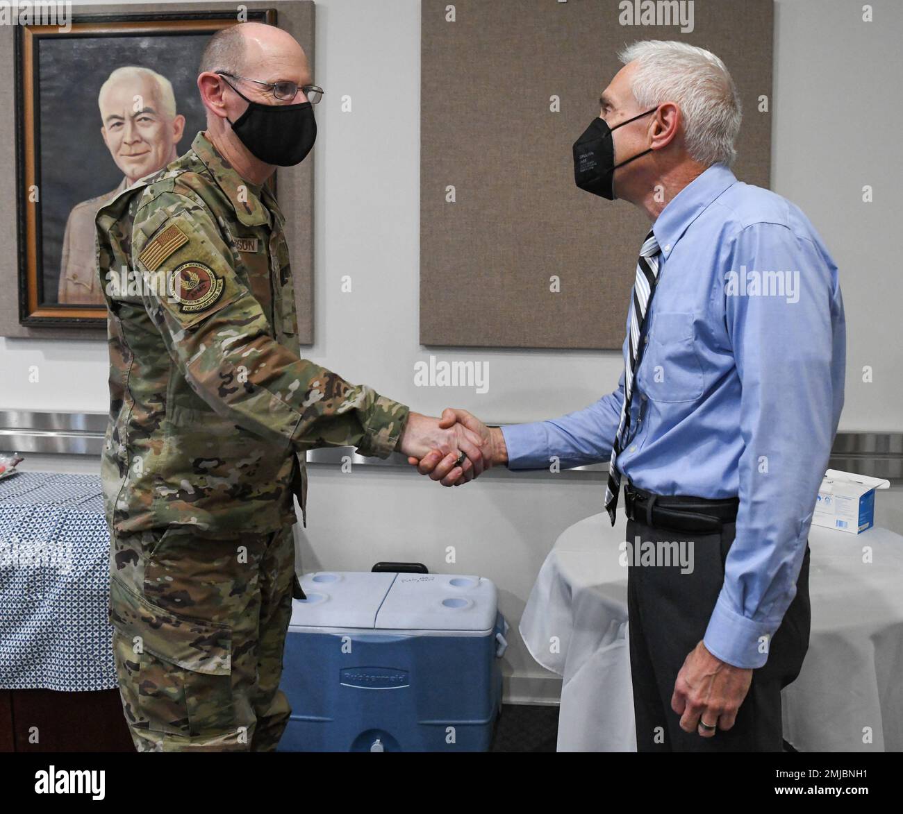 General Duke z. Richardson, Befehlshaber des Air Force Material Command, Münzen Arnold Engineering Development Complex Teammitglied Ed Mickle bei einem Besuch des Arnold Air Force Base, Tennessee, Hauptsitz der AEDC, 26. August 2022. Stockfoto