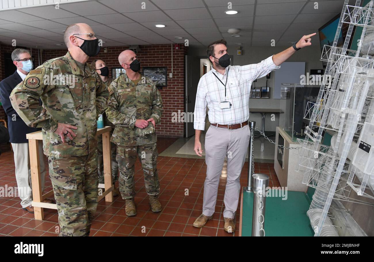 Ben Holton, rechts, Stellvertreter, 716. Testschwadron, 804. Testgruppe, Arnold Engineering Development Complex, verwendet ein Modell der Propulsion Wind Tunnel Anlage am Arnold Air Force Base, Tennessee, um zu erklären, wie die Windkanäle zu Generalleutnant Duke z. Richardson, Left, Commander, Air Force Materiel Command, während Richardsons Besuch in Arnold AFB, Hauptquartier der AEDC, 26. August 2022, funktionieren. Die PWT-Anlage verfügt über zwei 16 Meter lange Windkanäle, einen transonischen und einen Überschalltunnel sowie einen 4 Meter langen transonischen Windkanal. Der 16 m lange transonische Windkanal ist der größte in den USA, der für die Trennung von Lagern verwendet wird Stockfoto