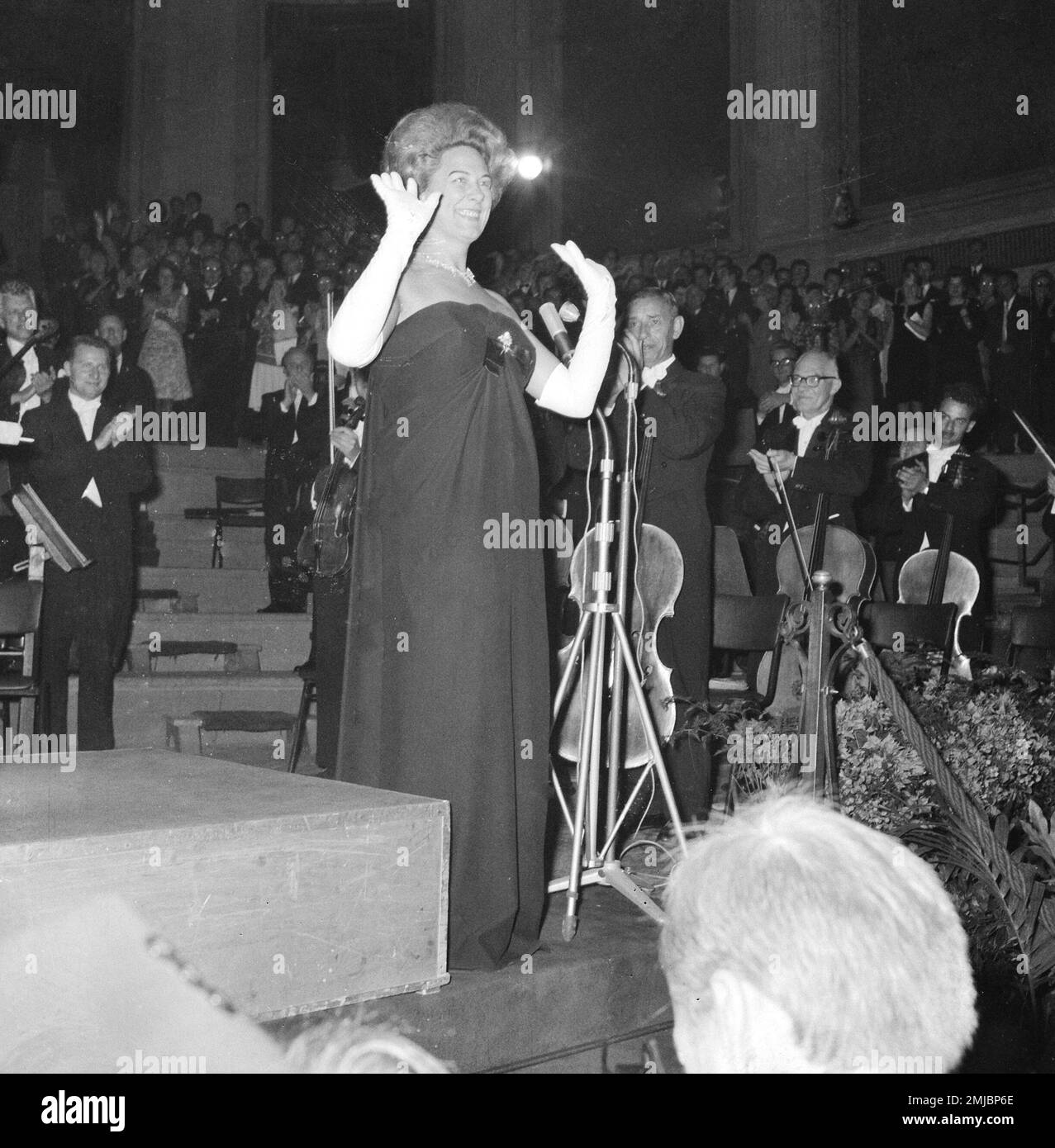 Niederländische Geschichte: Grand Gala du Disque , Renata Tebaldi dankt dem Publikum; Datum: 28. September 1962 Stockfoto