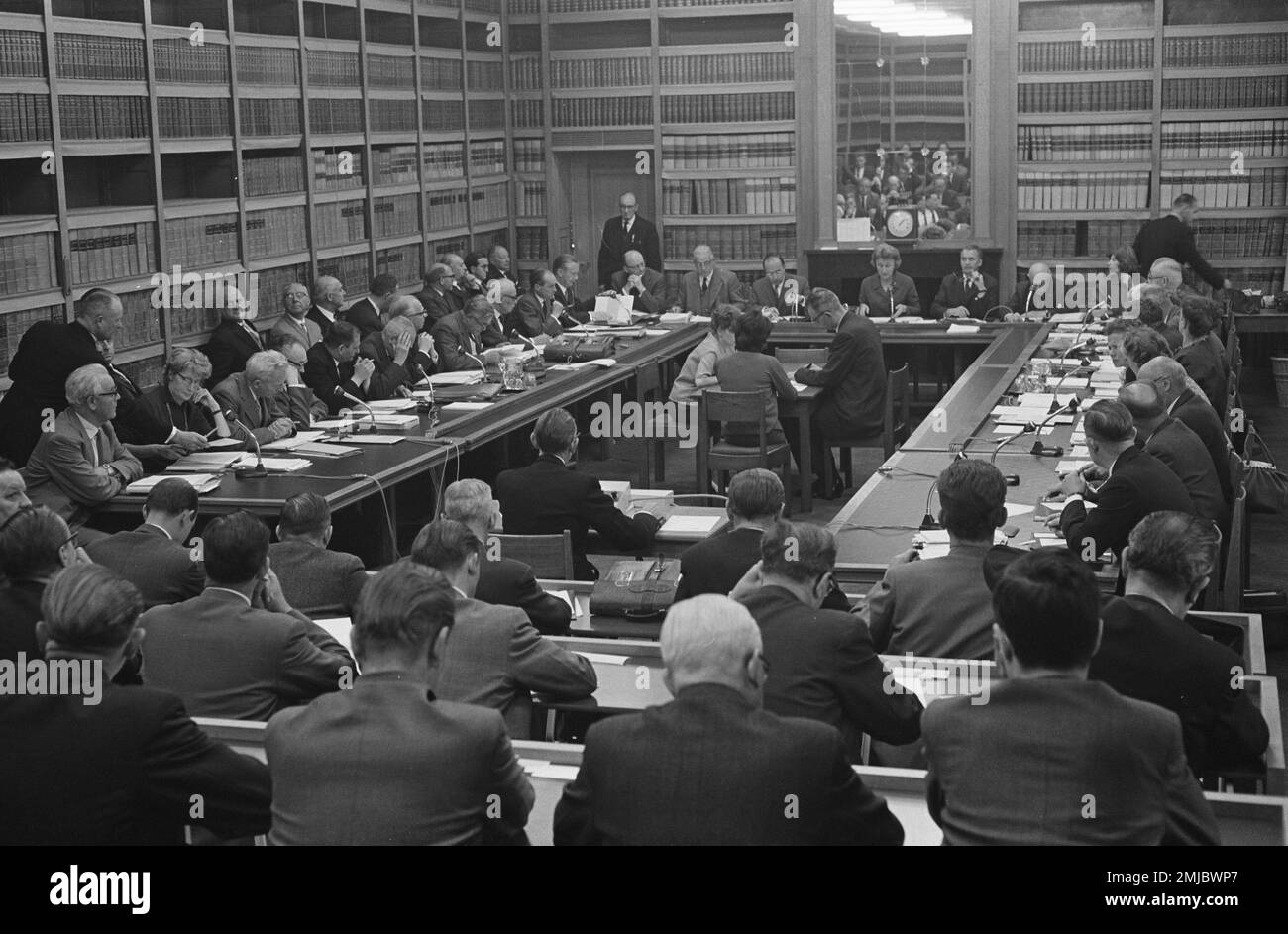 Niederländische Geschichte: Sitzung der Bildungsausschüsse im Repräsentantenhaus; Datum: 24. Oktober 1962 Stockfoto