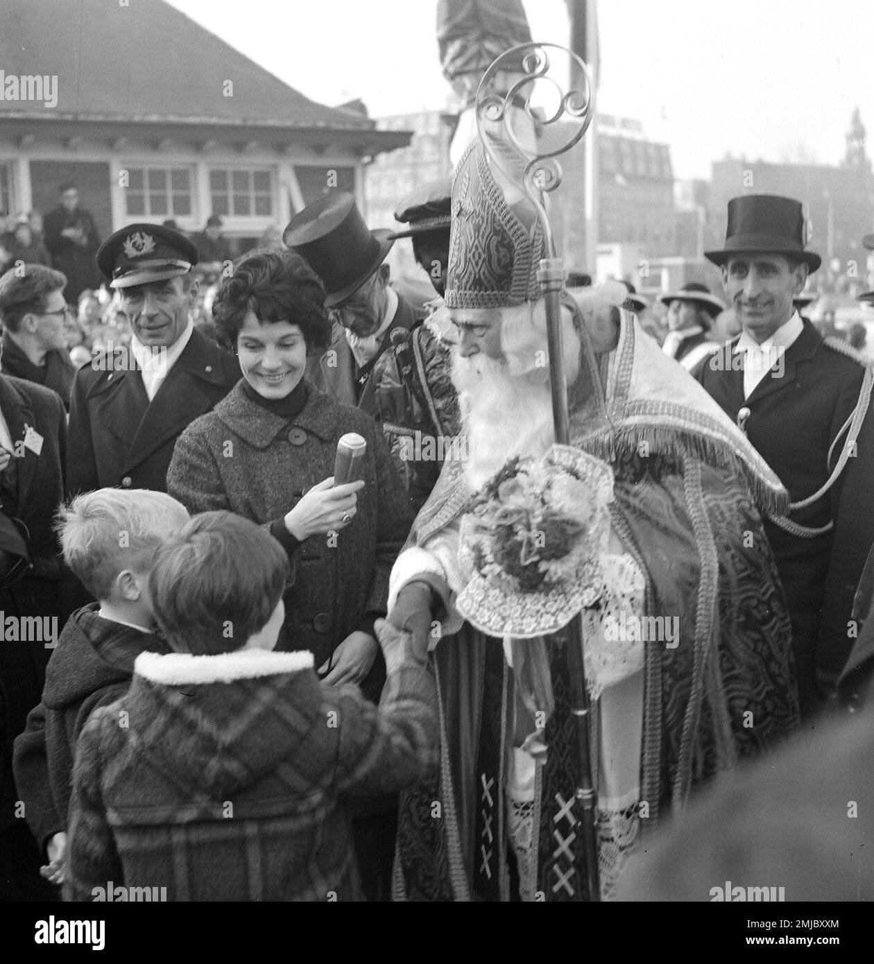 Niederländische Geschichte: Sinterklaas Eintritt in Amsterdam. Fernsehmoderator Mies Bouwman mit Sinterklaas und Kindern; Datum: 17. November 1962 Stockfoto