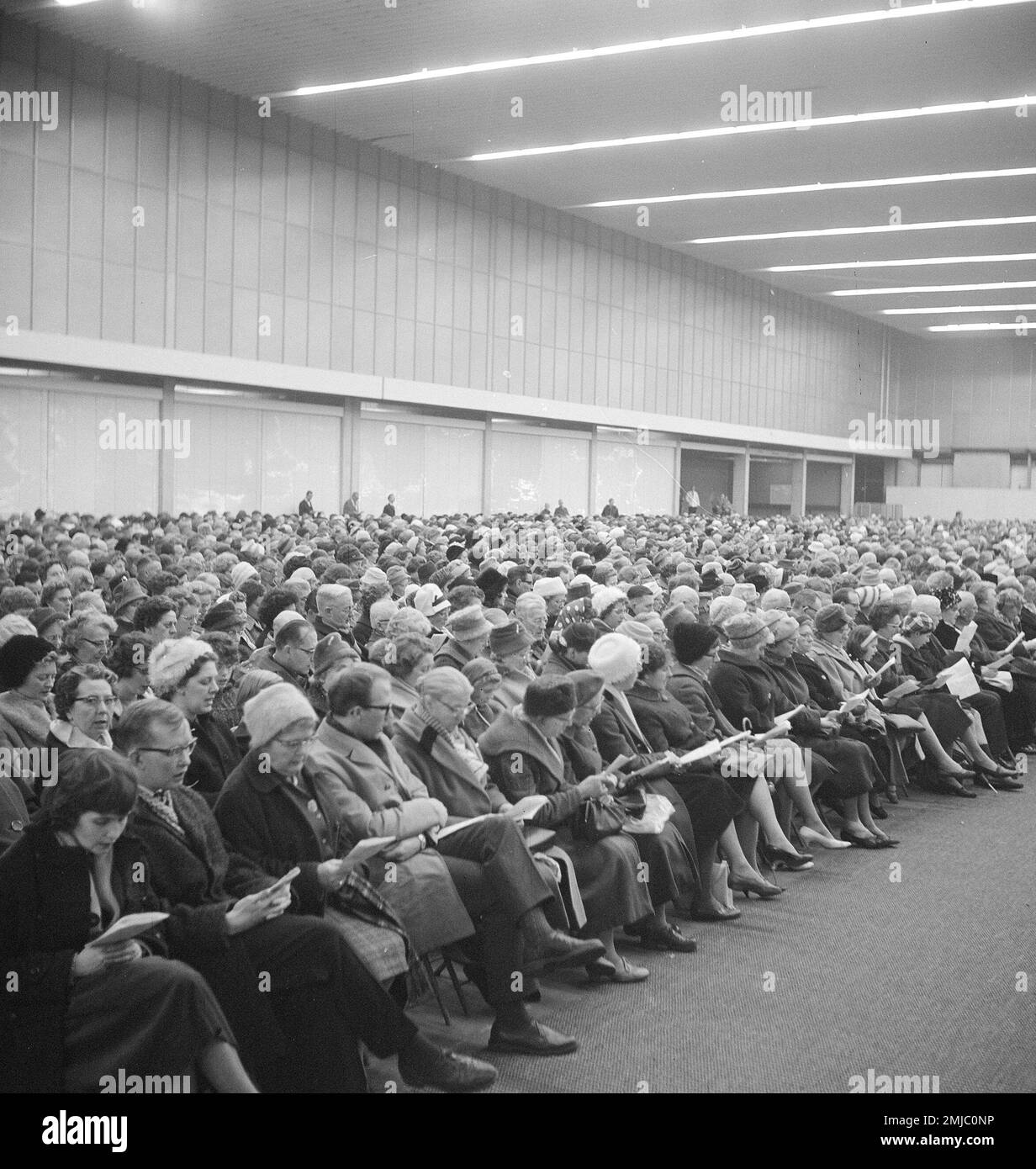 Niederländische Geschichte: Massives Weihnachtsgesang im RAI-Gebäude; Datum: 21. Dezember 1962 Stockfoto