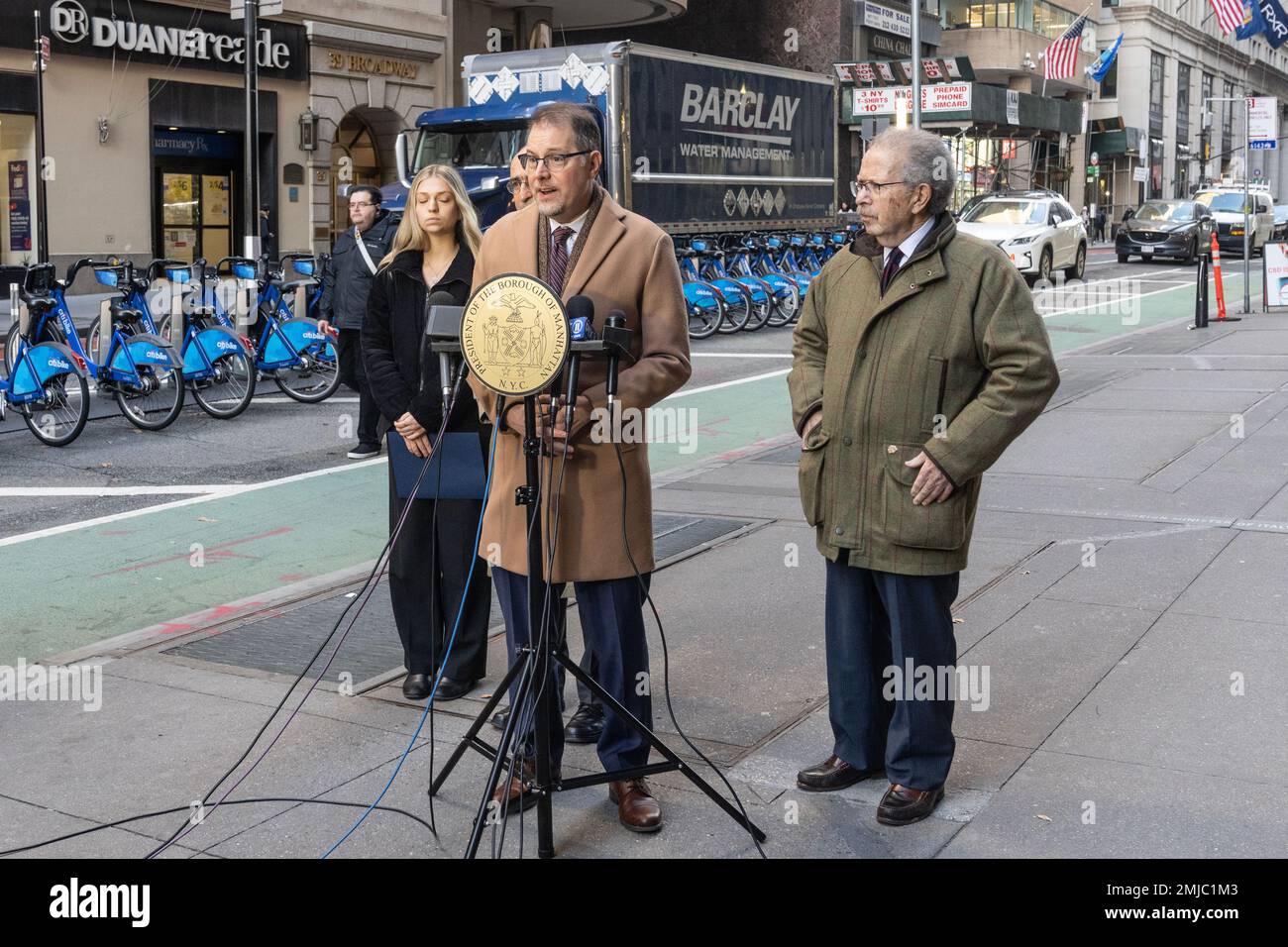 Der Präsident von Manhattan Borough, Mark Levine, hält am 27. Januar 2023 eine Pressekonferenz ab, um die Stadt aufzufordern, die Namen von Nazi-Kollaborateuren aus dem Canyon of Heroes in New York zu entfernen Stockfoto