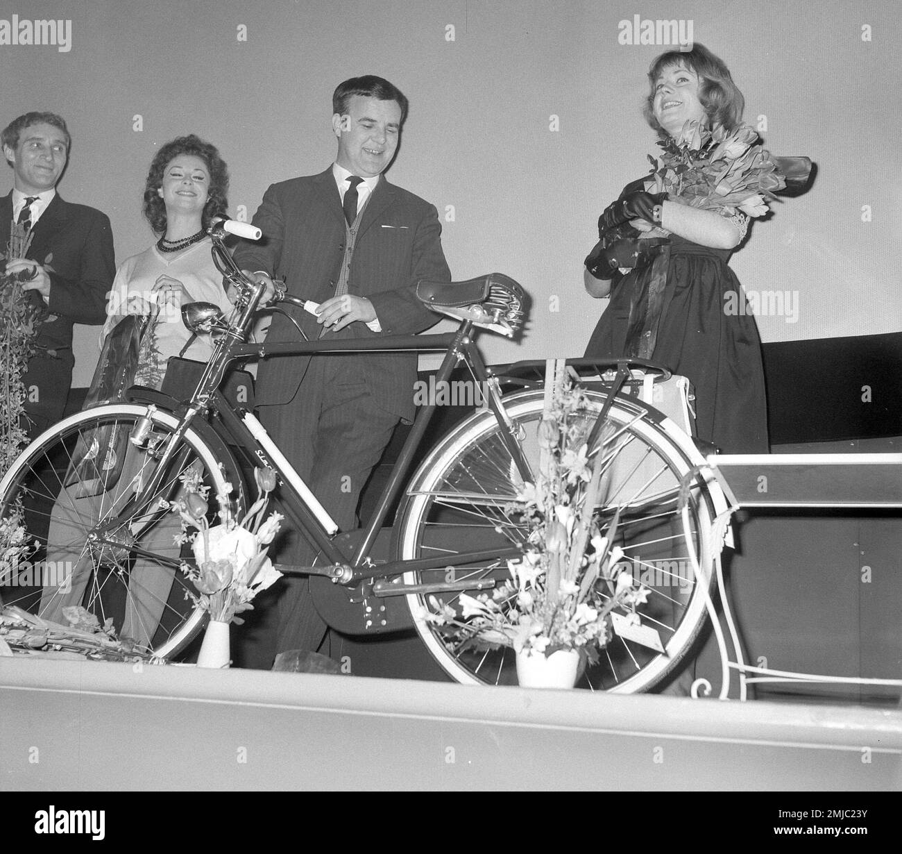 Niederländische Geschichte: Erste Radtour zum Mond in Rialto. JEF van der Heyden und Ingeborg Elzevier (rechts) ca. 24. Januar 1963 Stockfoto