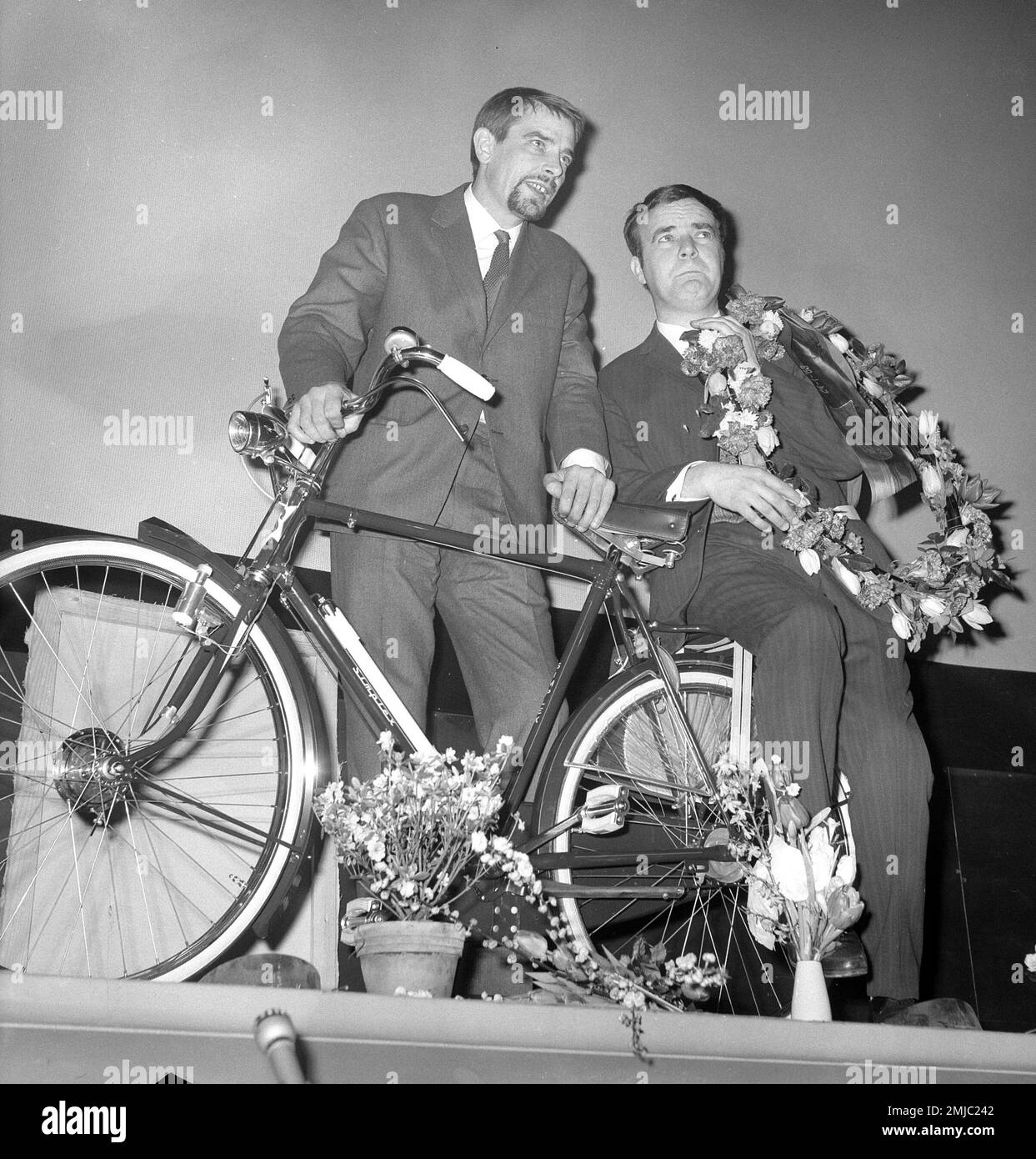 Niederländische Geschichte: Radfahren zur Mondpremiere in Rialto. JEF van der Heyden und Ton Lensink Ca. 24. Januar 1963 Stockfoto