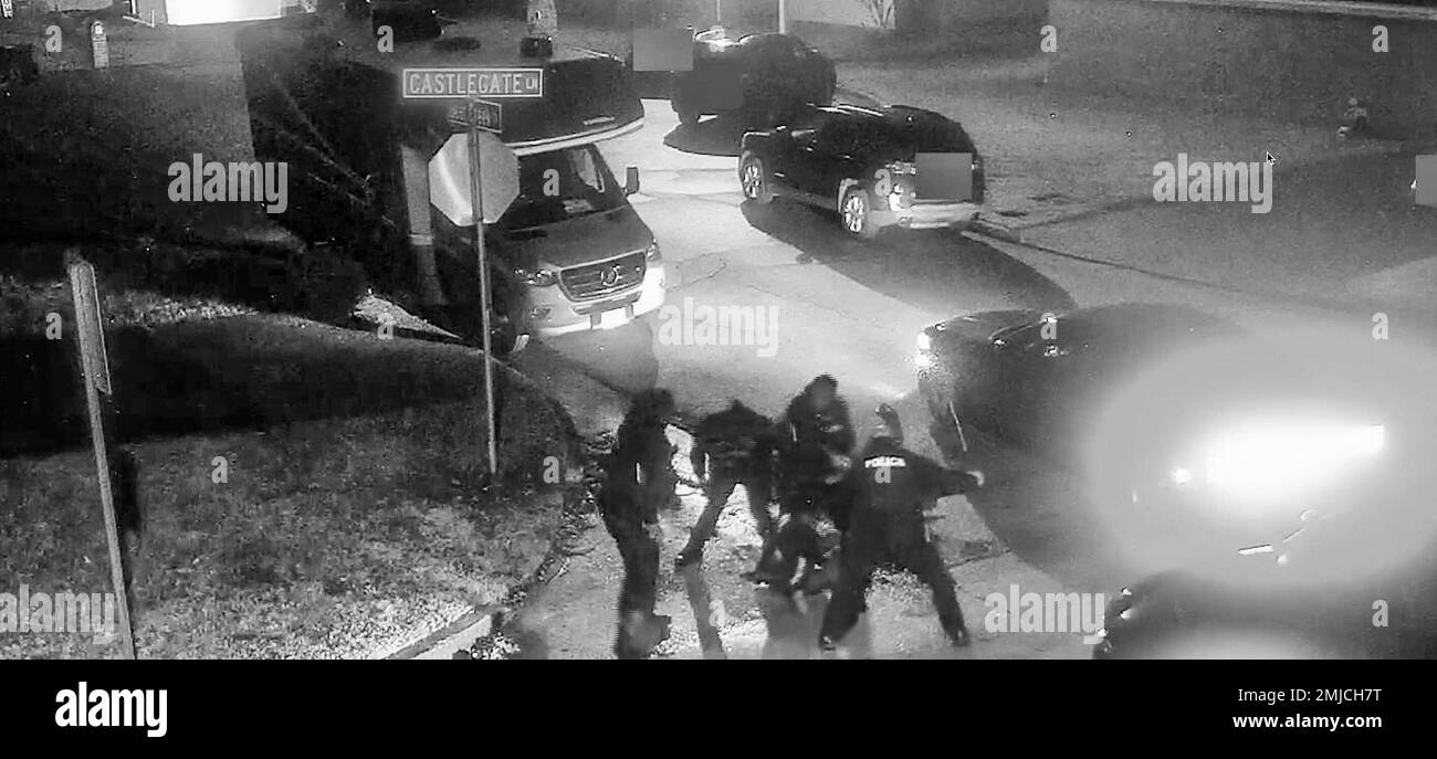 Screenshots von einer am Stab montierten City of Memphis (TN) Videokamera zeigen Polizeibeamte, die den 29 Jahre alten afroamerikanischen Reifen Nichols mit einem Schlagstock und Fäusten umzingeln, schlagen und schlagen. Nichols starb später. (Polizeivideo von Memphis (TN)) Stockfoto