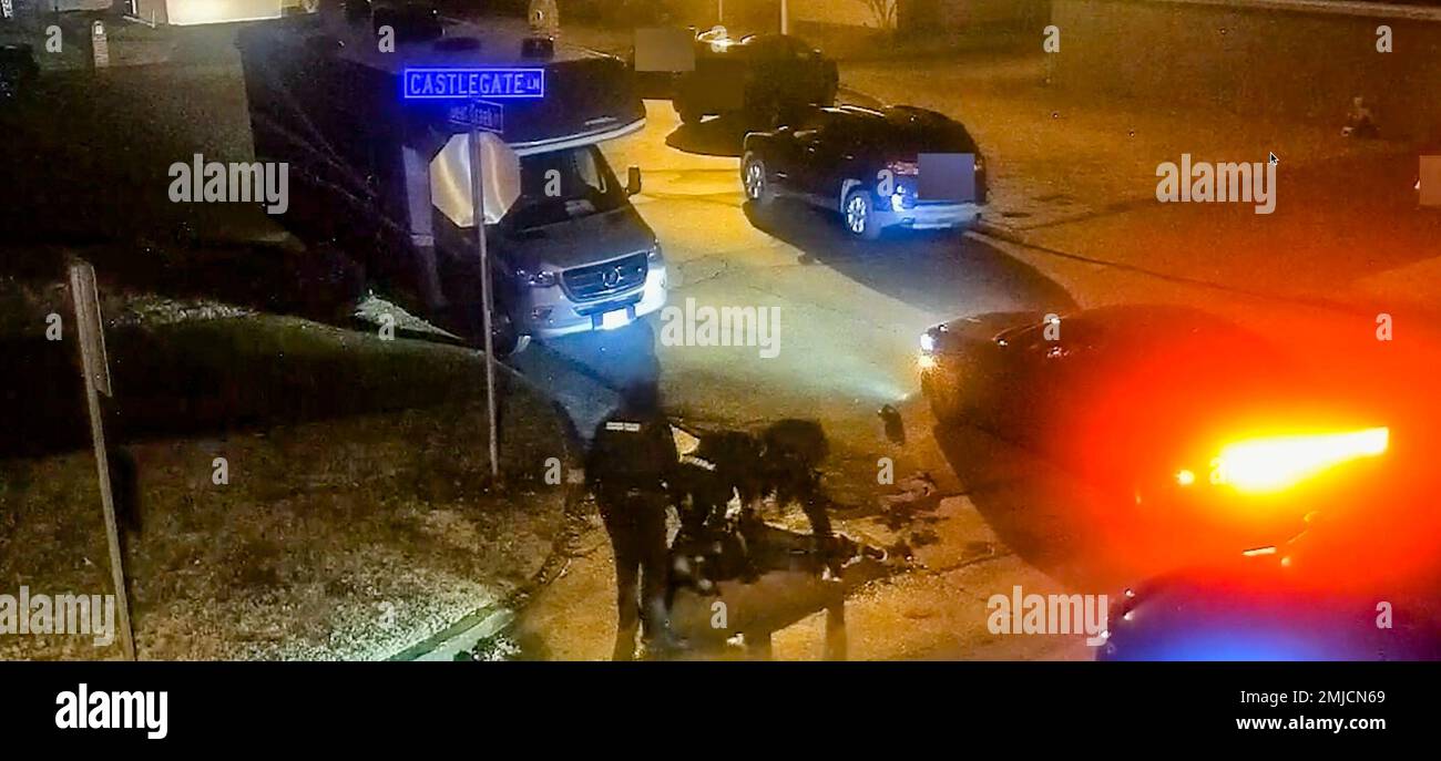 Screenshots von einer am Stab montierten City of Memphis (TN) Videokamera zeigen Polizeibeamte, die den 29 Jahre alten afroamerikanischen Reifen Nichols mit einem Schlagstock und Fäusten umzingeln, schlagen und schlagen. Nichols starb später. (Polizeivideo von Memphis (TN)) Stockfoto
