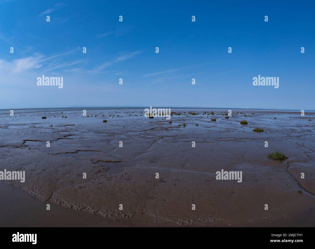 Irisches Meer am Knott End auf Sea, Lancashire, England, blauer Himmel mit Ebbe. Stockfoto