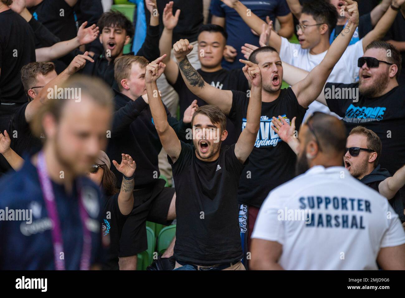 Melbourne, Australien. 26. Januar 2023 Mitglieder der aktiven Unterstützergruppe des Sydney FC, The Cove, plappern vor dem Spiel mit der lokalen menge von melbourne. Kredit: James Forrester/Alamy Live News Stockfoto