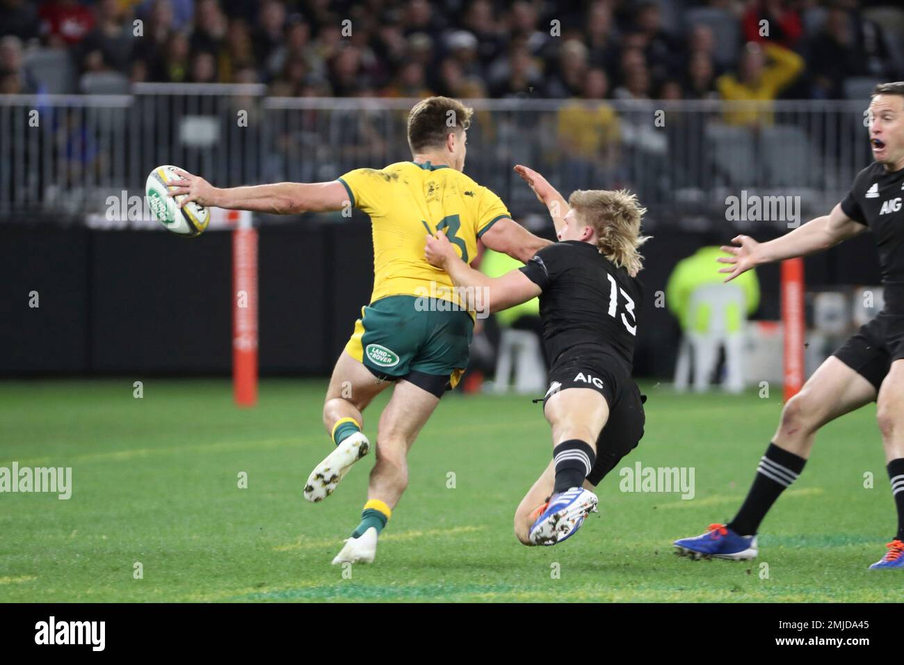 Australia's James O'Connor is tackled by New Zealand's Jack Goodhue during their rugby union test match in Perth, Australia, Saturday, Aug. 10, 2019. (AP Photo/Trevor Collens) Stockfoto
