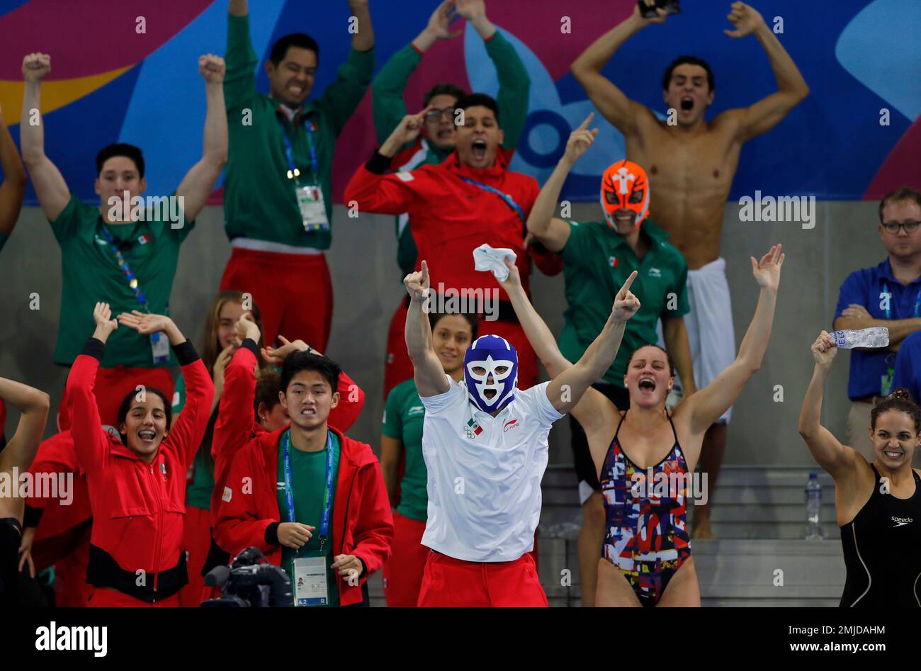 Mexican swimmers cheer their teammates competing in the swimming men's 4x200m freestyle relay at the Pan American Games in Lima, Peru, Friday, Aug. 9, 2019. Mexico won the bronze medal. (AP Photo/Fernando Llano) Stockfoto
