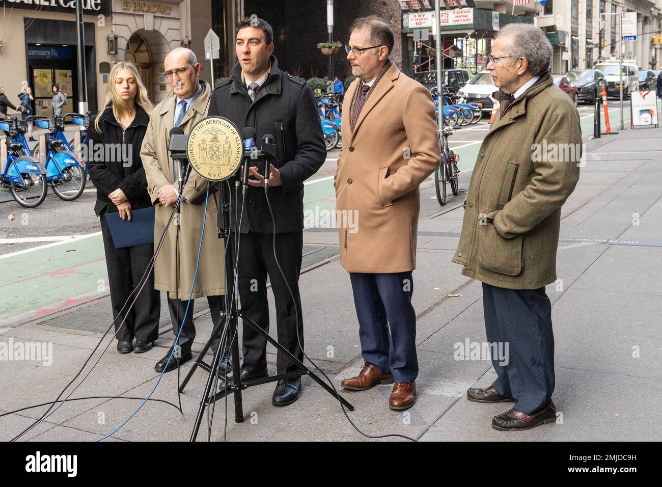 27. Januar 2023, New York, New York, USA: Stadtratsmitglied Eric Dinowitz spricht auf der Mark Levine Pressekonferenz, um die Stadt aufzufordern, die Namen von Nazi-Kollaborateuren aus dem Canyon der Helden zu entfernen. Die französischen Nazi-Kollaborateure Henri Philippe Petain und Pierre Laval leiteten während des Zweiten Weltkriegs die berüchtigte, von den Nazis kontrollierte Regierung Vichy und wurden beide verurteilt, weil sie Frankreich und seine jüdischen Bürger betrogen haben, von denen 75.000 in Konzentrationslager entsandt wurden. Beide Männer besuchten New York im Jahr 1931 und hatten Plaketten auf den Gehwegen des südlichen Broadway, der Canyon of He genannt wird Stockfoto