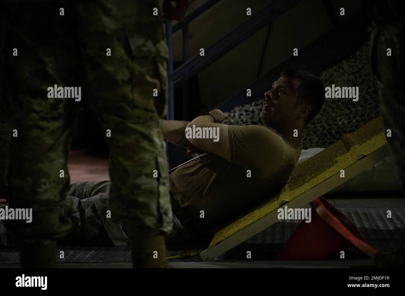 USA Technischer Sergeant der Luftwaffe Matthew Oxenfield, 319. Sicherheitsgeschwader, nicht kommissionierter Polizeibeamter, spielt als Flugzeugabsturzopfer während einer medizinischen Übung am 26. August 2022 auf der Luftwaffenbasis Grand Forks, North Dakota. Während der Übung gingen die Airmen durch einen simulierten Flugzeugabsturz, um zu bestimmen, welche Stufe der Triage jedes Opfer erhalten sollte. Stockfoto