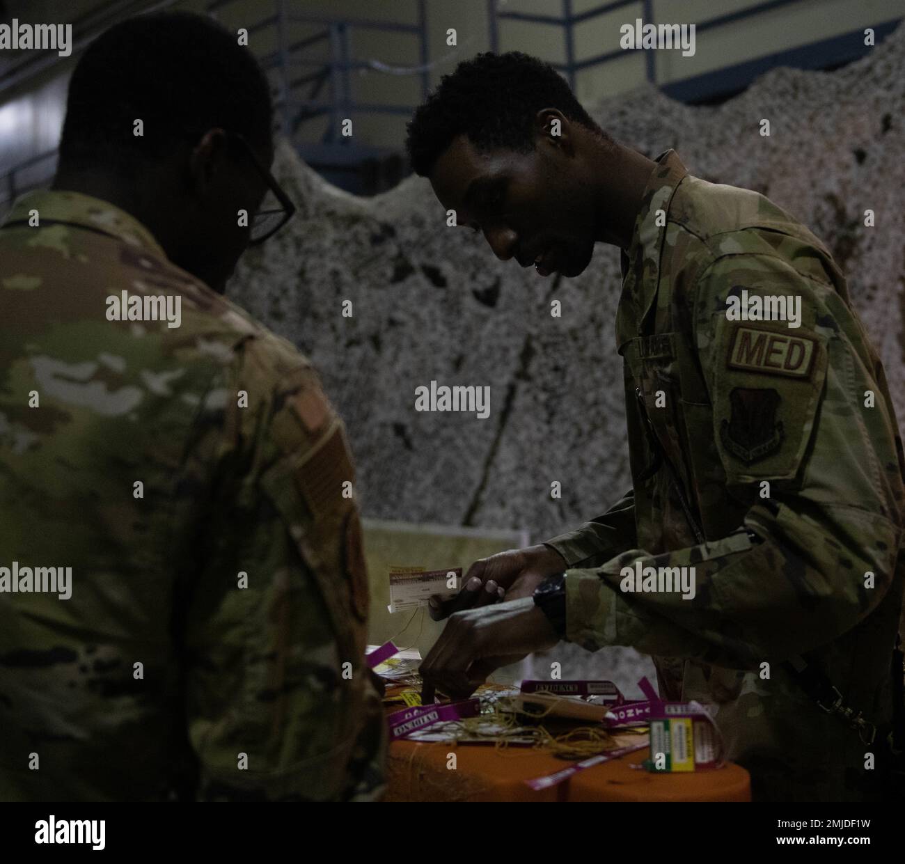 Senior Airman Keegan Jones, 319. Medical Group Luft- und Raumfahrttechniker, durchsucht die Triage-Tags während einer medizinischen Trainingsübung am 26. August 2022 am Luftwaffenstützpunkt Grand Forks, North Dakota. Während der Übung gingen die Airmen durch einen simulierten Flugzeugabsturz, um zu bestimmen, welche Stufe der Triage jedes Opfer erhalten sollte Stockfoto
