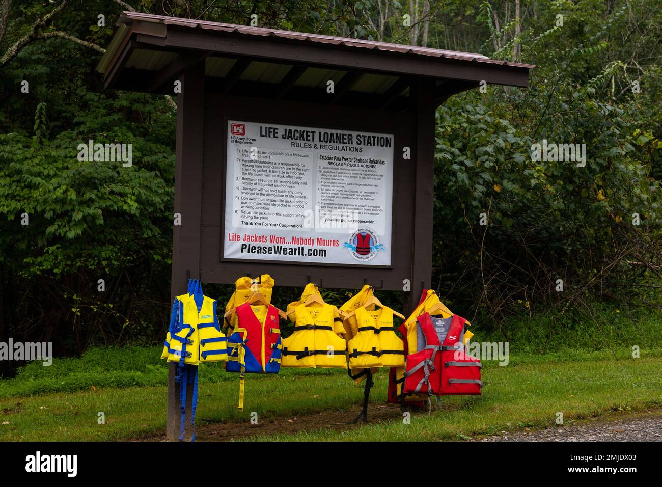 Am Crooked Creek Lake in Ford City, Pennsylvania, in der Nähe der Bootsanlegestelle steht Gästen eine Schwimmweste zur Verfügung. Crooked Creek Lake ist Eigentum und wird von den USA betrieben Armeekorps der Ingenieure im Bezirk Pittsburgh für Hochwasserschutz an den unteren Flüssen Allegheny und Ohio. Die Anlage bietet ganzjährig Erholungsmöglichkeiten wie Bootstouren, Angeln, Eisangeln, Jagen, Wandern, Camping, Schwimmen, Metalldetektion, Picknick und Disc-Golf. Stockfoto