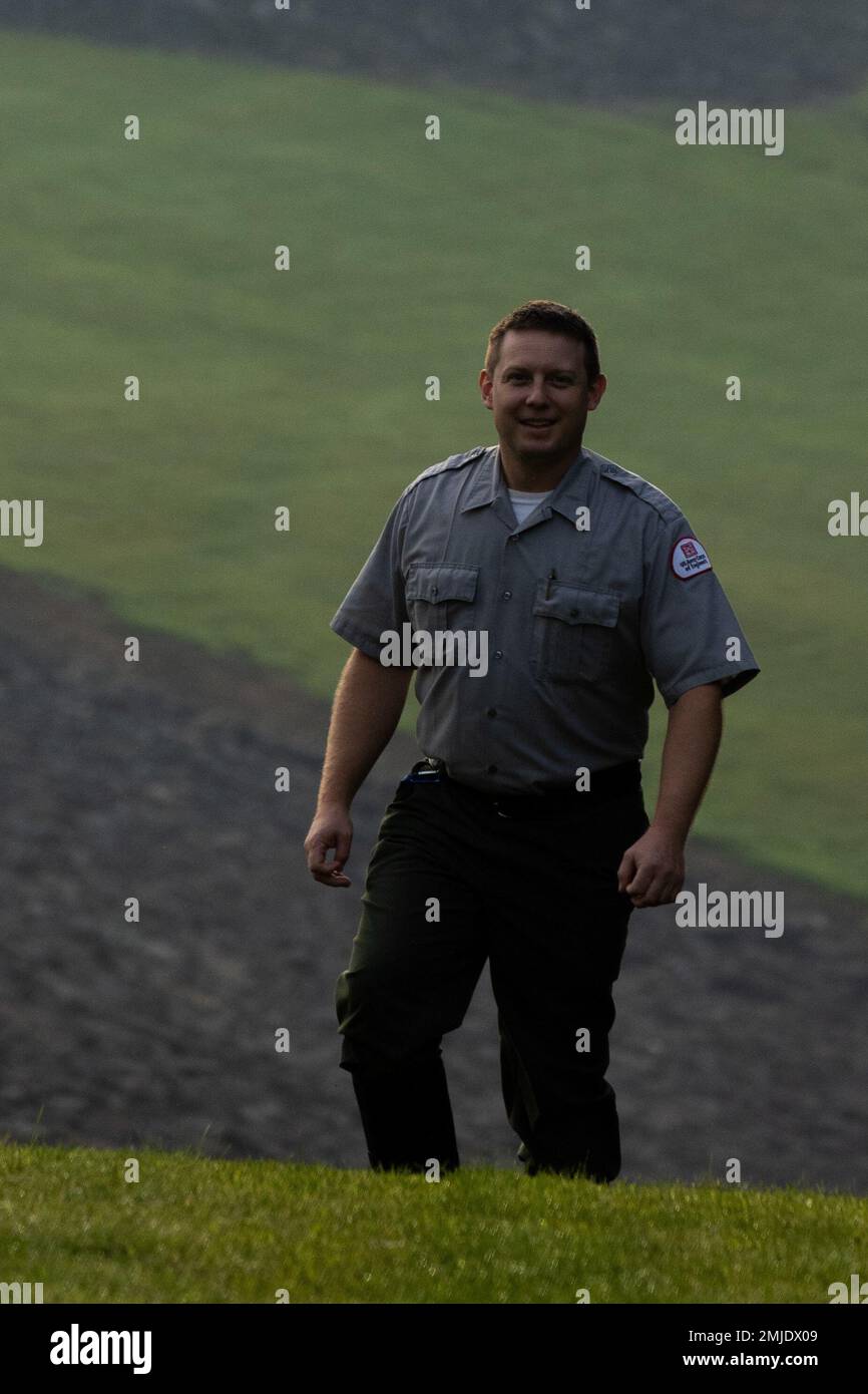 Rangers patrouillieren die Gegend am Crooked Creek Lake in Ford City, Pennsylvania, um sicherzustellen, dass alle Gäste und die Tierwelt in Sicherheit sind. Crooked Creek Lake ist Eigentum und wird von den USA betrieben Armeekorps der Ingenieure im Bezirk Pittsburgh für Hochwasserschutz an den unteren Flüssen Allegheny und Ohio. Die Anlage bietet ganzjährig Erholungsmöglichkeiten wie Bootstouren, Angeln, Eisangeln, Jagen, Wandern, Camping, Schwimmen, Metalldetektion, Picknick und Disc-Golf. Stockfoto