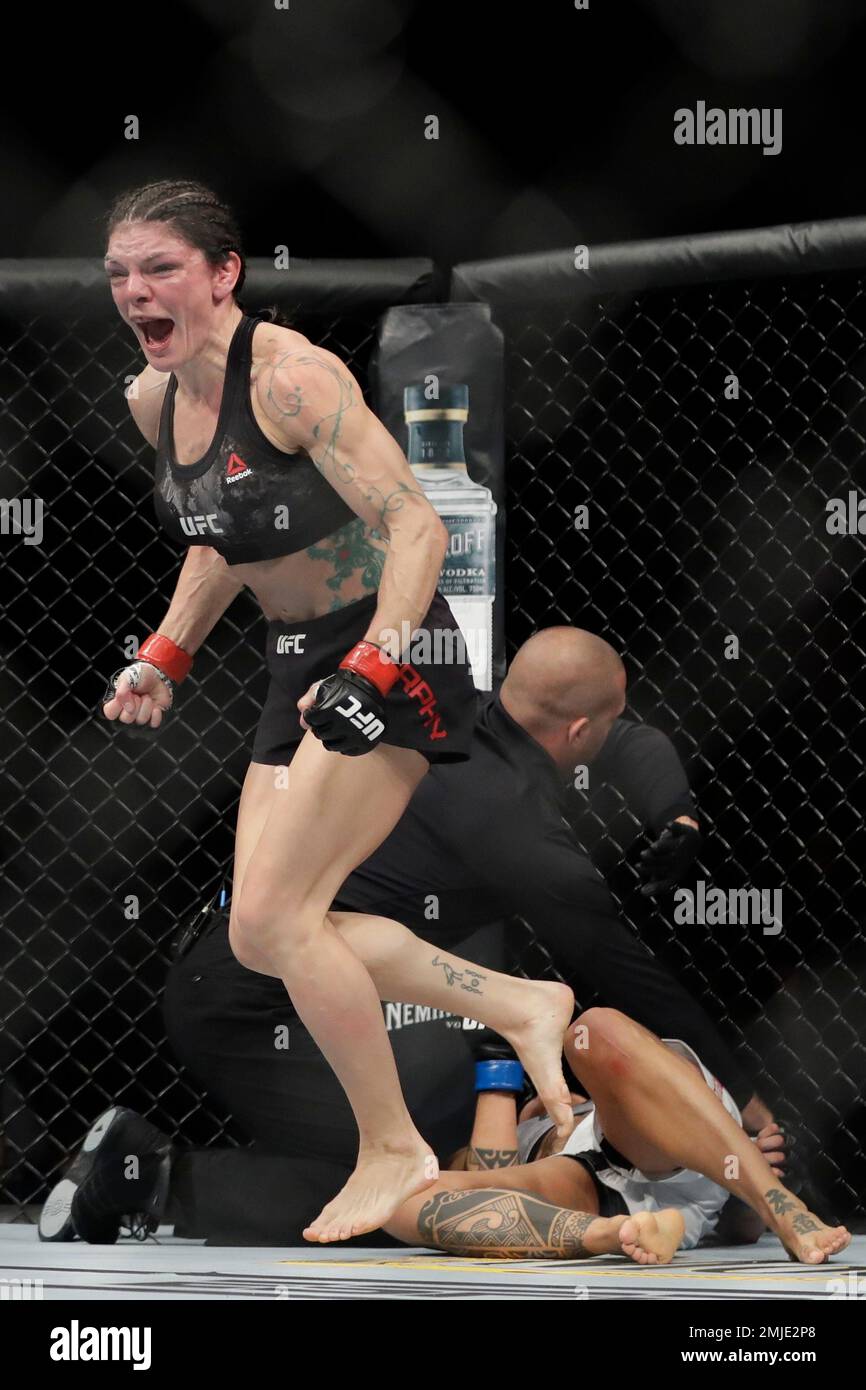 The referee stops the bout during the second round as Lauren Murphy celebrates after a women's flyweight mixed martial arts bout against Italy's Mara Romero Borella at UFC Fight Night Saturday, Aug. 3, 2019, in Newark, N.J. Murphy stopped Borella in the third round. (AP Photo/Frank Franklin II) Stockfoto