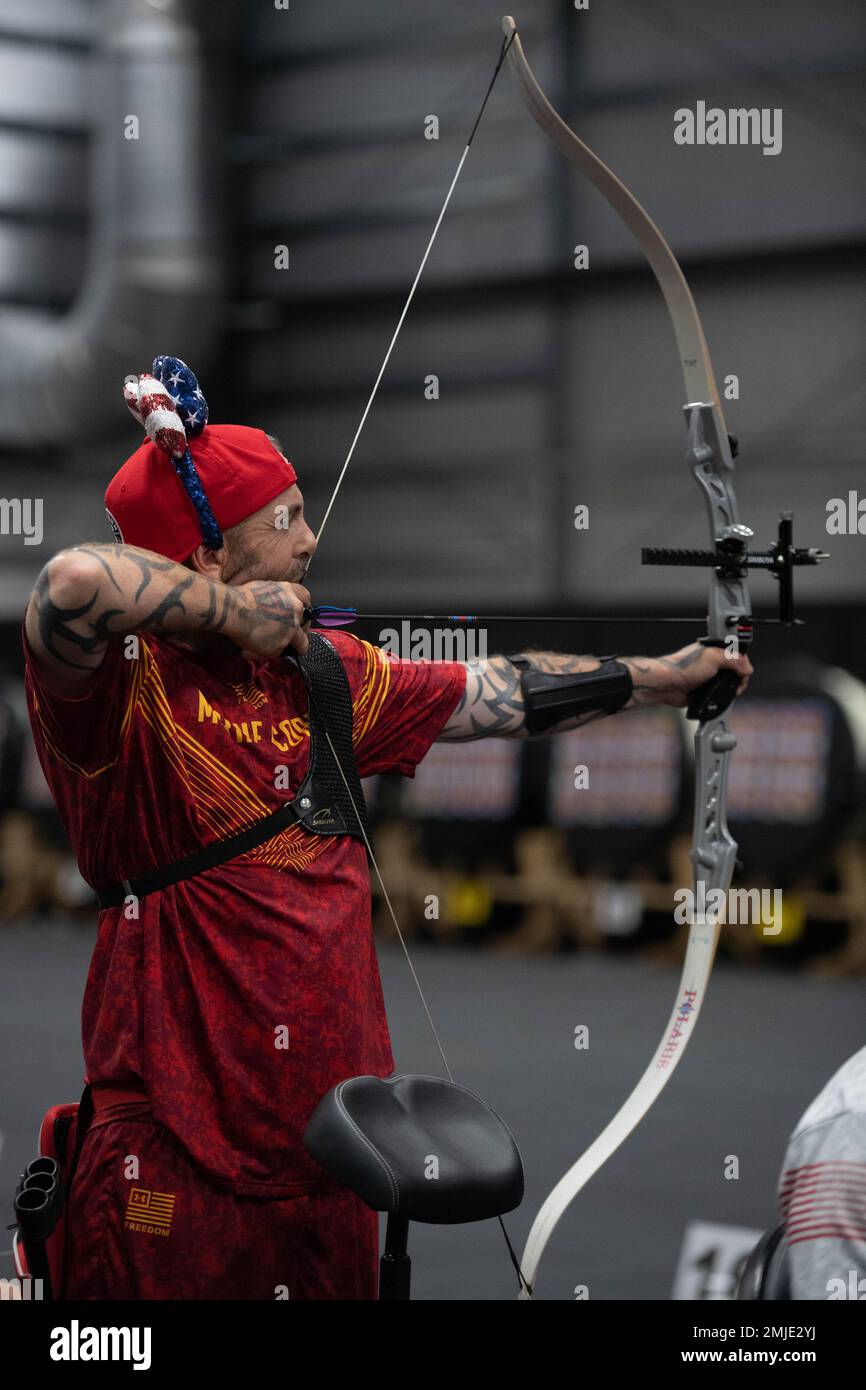 ORLANDO, Florida (27. August 2022) Veteran Sgt. Peter Lykins, Team Marine Corps, zieht seinen Bogen, während er beim Bogenschießen bei den DoD Warrior Games 2022 am 27. August 2022 teilnimmt. Die Warrior Games bestehen aus über 200 verwundeten, kranken und verletzten Militärangehörigen und Veteranenathleten, die an 12 adaptiven Sportveranstaltungen vom 19. Bis 28. August 2022 im ESPN Wide World of Sports Complex in Orlando, Florida, teilnehmen. Stockfoto