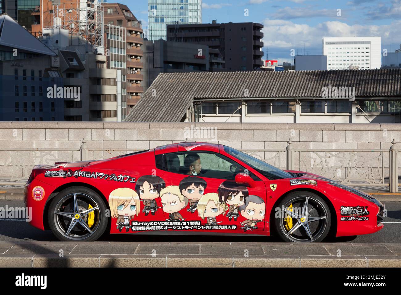 Ein Sportwagen Ferrari 458 Spider, dekoriert mit Cartoon- und Manga-Figuren in einem Stil, der als Itasha bekannt ist (schmerzhaft anzusehen). Akihabara, Tokio, Japan. Stockfoto
