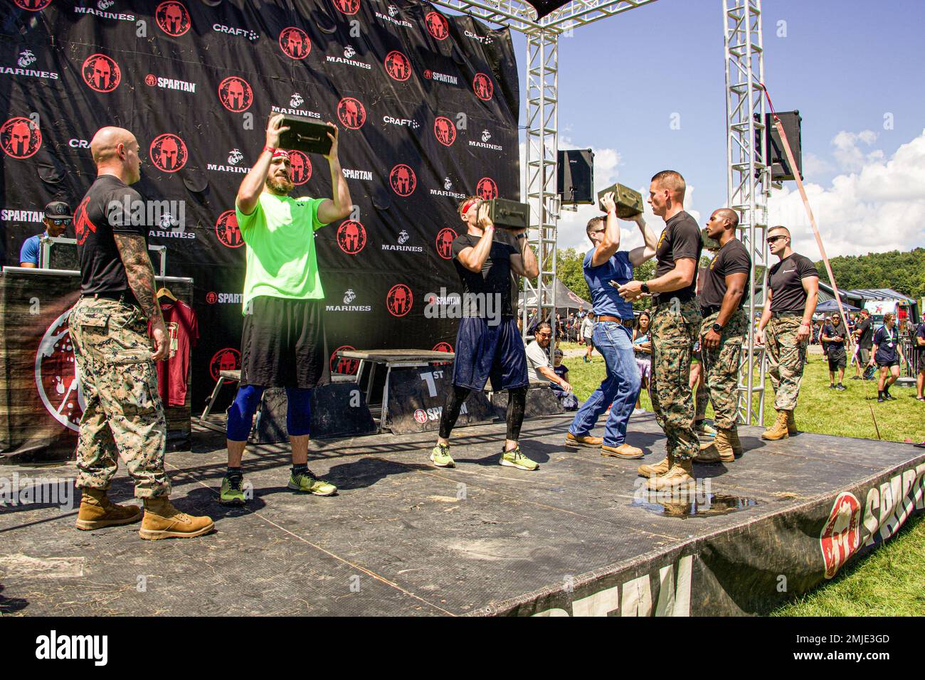 USA Marines an Bord der Marinestützpunkt Quantico leiten das Marinestorps Festival Challenge während des Sprint 5K beim 2022 West Virginia Spartan Trifecta Weekend Event in Glen Jean, West Virginia, 28. August 2022. Das Marine Corps Recruiting Command hat sich 2022 mit dem Spartan Race und ihrer Athletengemeinschaft zusammengetan, indem es Veranstaltungen auf nationaler und lokaler Ebene aktiviert hat. Die Partnerschaft feiert die Disziplin, den Kampfgeist und den Willen der Athleten, Hindernisse zu überwinden und die Mission zu vollenden – Werte, die mit dem Corps geteilt werden. Stockfoto USA Marines an Bord der Marinestützpunkt Quantico leiten das Marinestorps Festival Challenge während des Sprint 5K beim 2022 West Virginia Spartan Trifecta Weekend Event in Glen Jean, West Virginia, 28. August 2022. Das Marine Corps Recruiting Command hat sich 2022 mit dem Spartan Race und ihrer Athletengemeinschaft zusammengetan, indem es Veranstaltungen auf nationaler und lokaler Ebene aktiviert hat. Die Partnerschaft feiert die Disziplin, den Kampfgeist und den Willen der Athleten, Hindernisse zu überwinden und die Mission zu vollenden – Werte, die mit dem Corps geteilt werden. Stockfoto