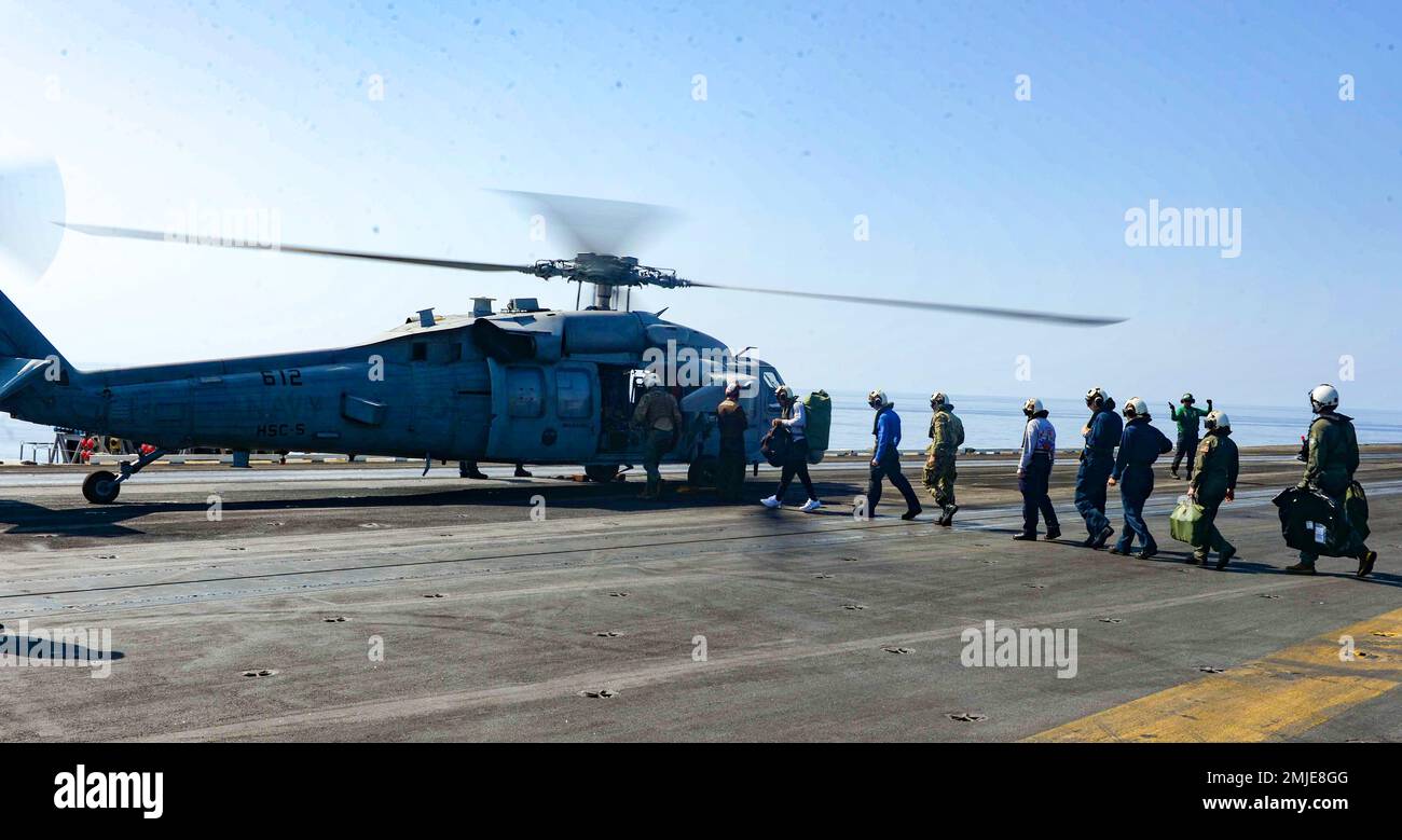 220827-N-FB730-1034 IONISCHES MEER (27. Aug. 2022) Seeleute des Flugzeugträgers der Nimitz-Klasse USS Harry S. Truman (CVN 75), gehen an Bord eines MH-60s Sea Hawk Hubschraubers, der an den „Night Dippers“ des Helicopter Sea Combat Squadron (HSC) 5 befestigt ist, um zum Flugzeugträger der Nimitz-Klasse USS George W Bush (CVN 77) zu gelangen. Besuch von Familienmitgliedern, die dem Bush zugeteilt wurden, am 27. August 2022. Die Harry S. Truman Carrier Strike Group befindet sich in einem geplanten Einsatz in den USA Marinestreitkräfte Europa Einsatzgebiet, angestellt von den USA Sechste Flotte, die die Interessen der USA, Verbündeten und Partner verteidigt. Stockfoto