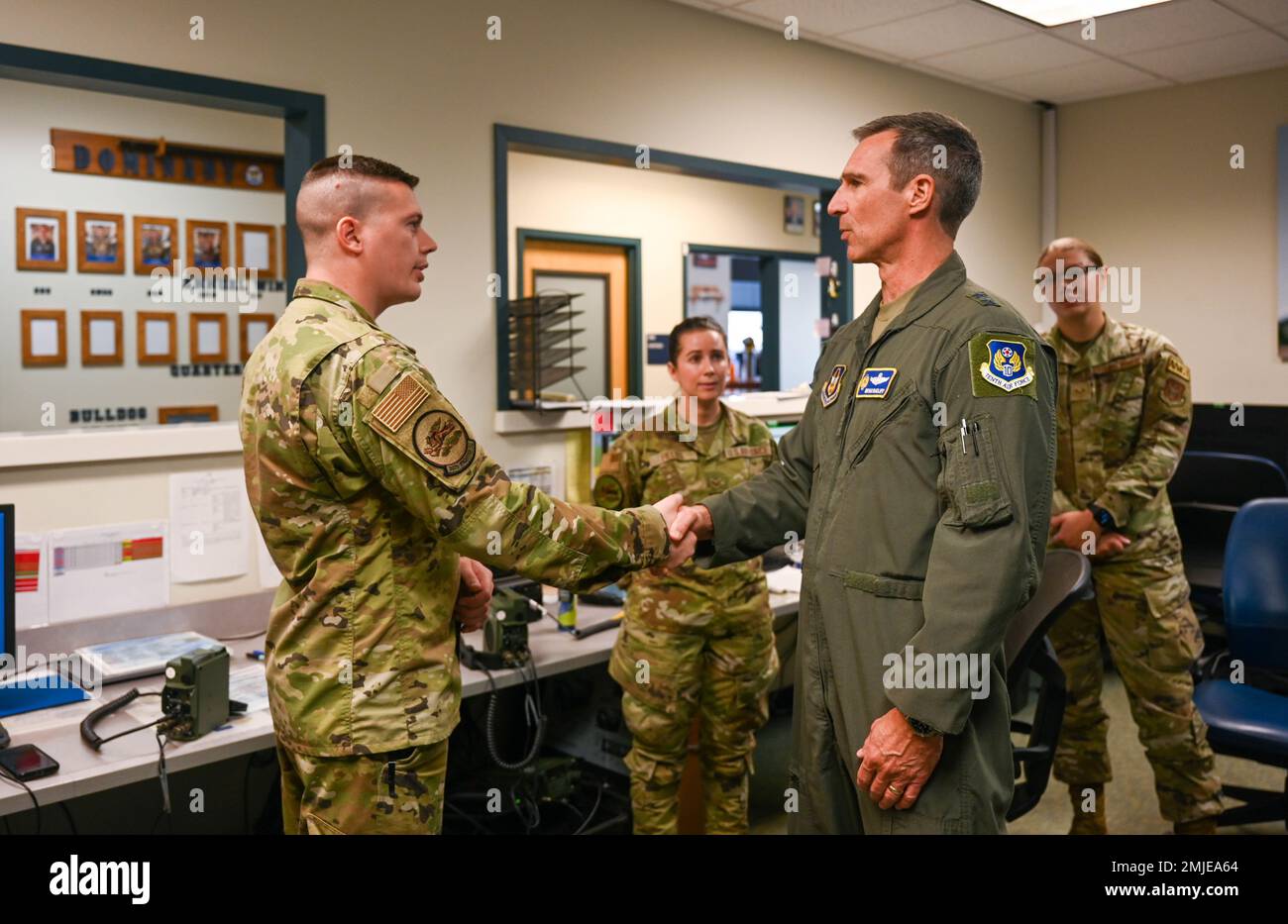 Generalmajor Bryan Radliff, 10. Luftwaffenkommandant, Münzen Master Sgt. Trevor Bethel, Luftfahrtressourcenmanager der 302D. Kampfgeschwader auf der Joint Base Elmendorf-Richardson, Alaska. Stockfoto