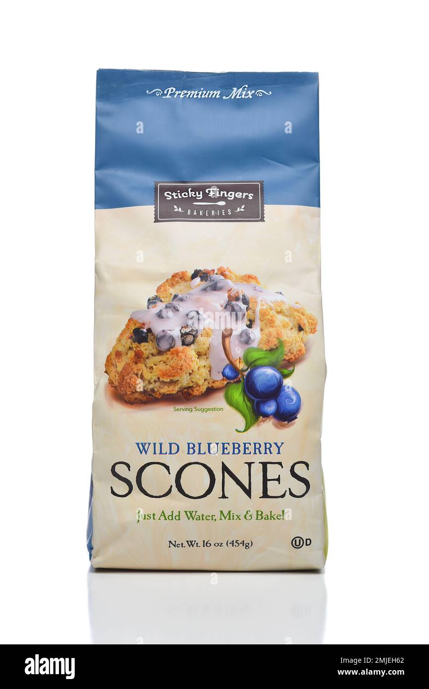 IRVINE, KALIFORNIEN - 27. JANUAR 2023: Eine Tüte Sticky Fingers Wild Blueberry Scones Mix. Stockfoto