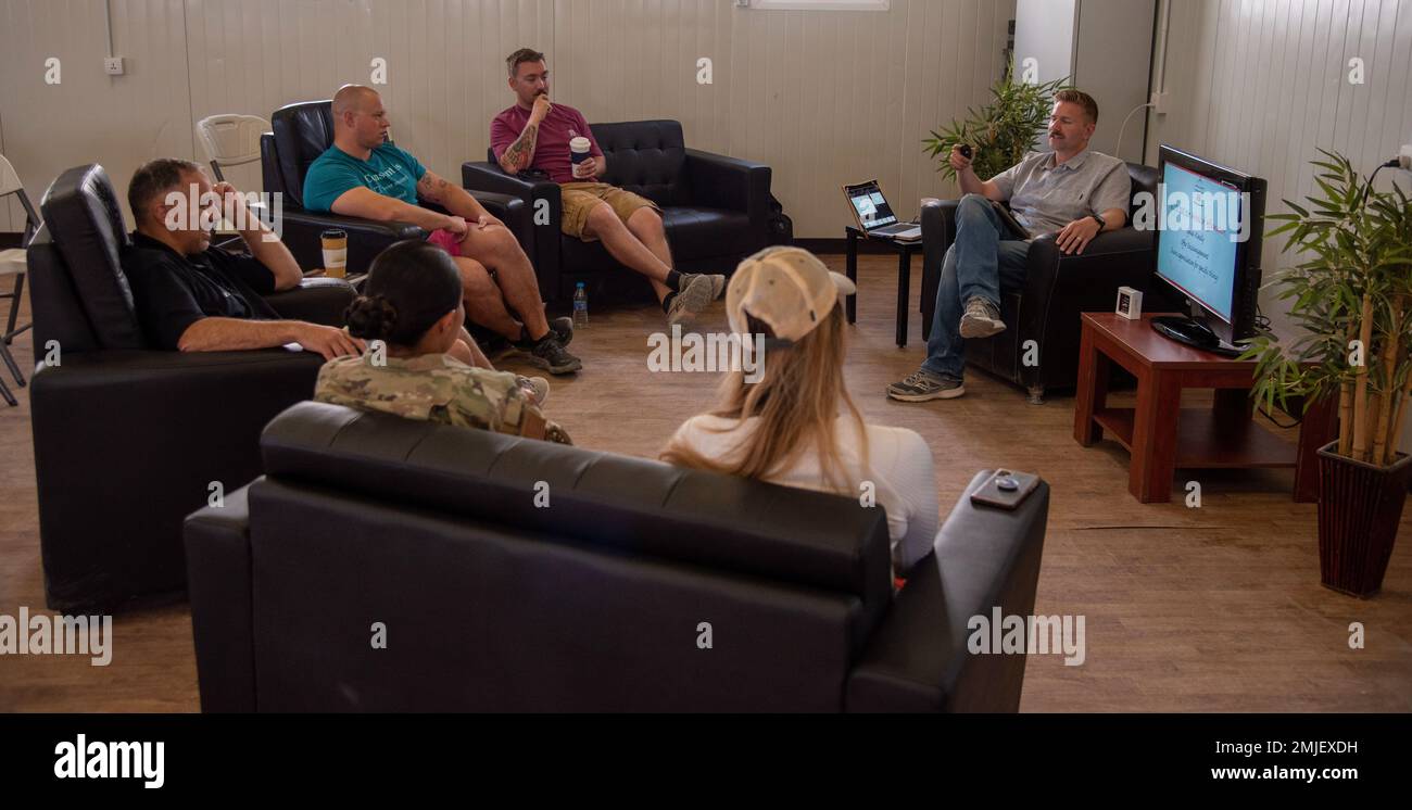 USA Air Force Captain Philip Vincent, 332d. Air Expeditionary Squadron Chaplain, leitet eine Diskussionsgruppe zu den fünf Liebessprachen an einem geheimen Ort in Südwestasien, 27. August 2022. Die Pflege guter Beziehungen zu Familienangehörigen zu Hause ist für das Wohlbefinden der eingesetzten Flugzeuge von entscheidender Bedeutung. Stockfoto