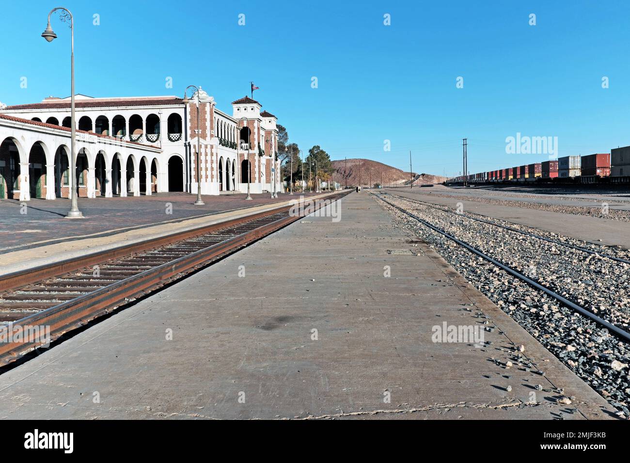Casa de Desierto in Barstow, Kalifornien, ist ein Eisenbahndepot, der jetzt von Amtrak in der Mojave-Wüste genutzt wird und für die Gastfreundschaft der Harvey Girls bekannt ist. Stockfoto