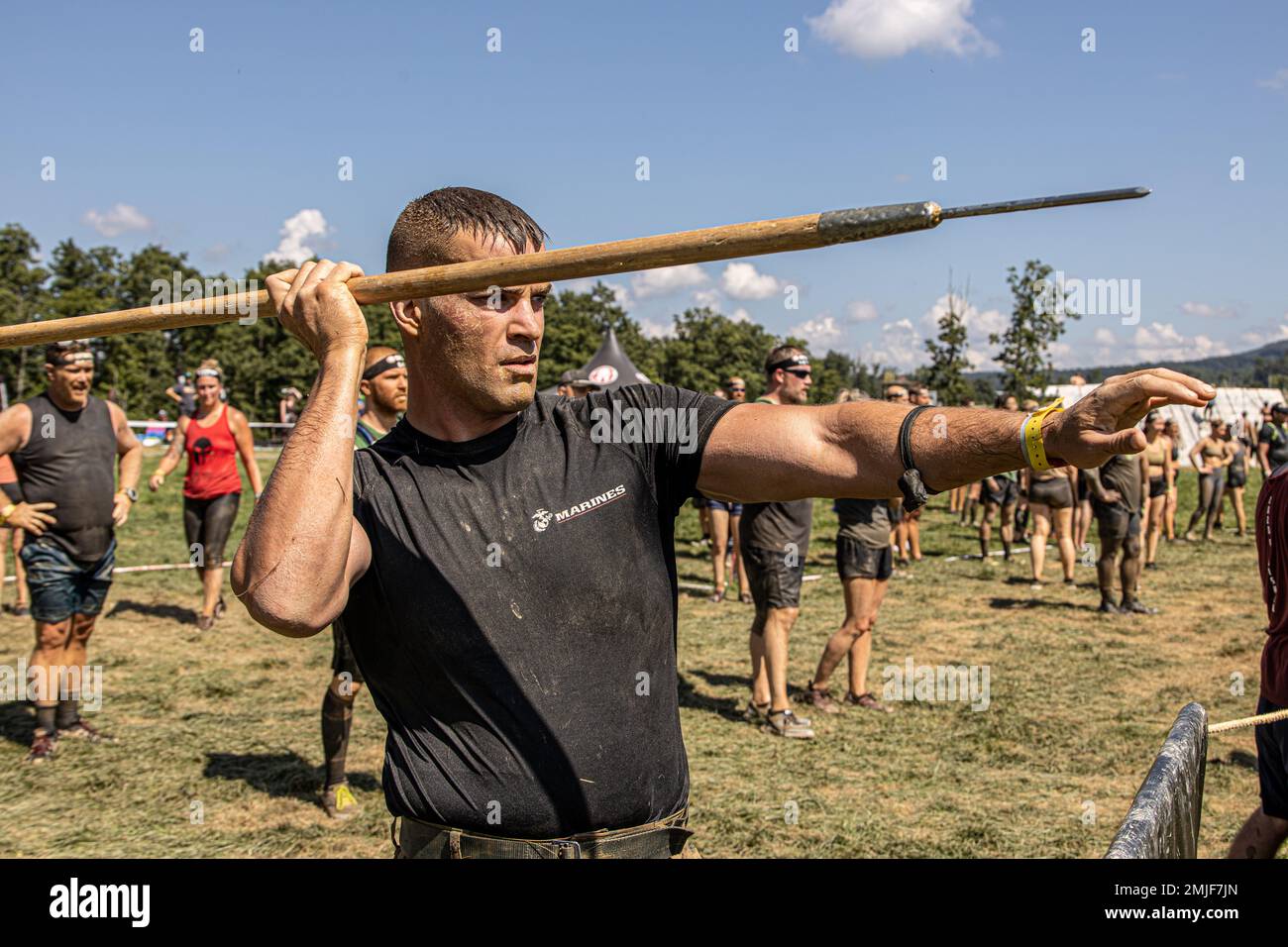 USA Stephen Thrush, Verwaltungsspezialist des Marine Corps Recruiting Command, bereitet sich auf den Sprint 5K beim 2022 West Virginia Spartan Trifecta Weekend Event in Glen Jean, West Virginia, 28. August 2022 vor. Das Marine Corps Recruiting Command hat sich 2022 mit dem Spartan Race und ihrer Athletengemeinschaft zusammengetan, indem es Veranstaltungen auf nationaler und lokaler Ebene aktiviert hat. Die Partnerschaft feiert die Disziplin, den Kampfgeist und den Willen der Athleten, Hindernisse zu überwinden und die Mission zu vollenden – Werte, die mit dem Corps geteilt werden. Stockfoto