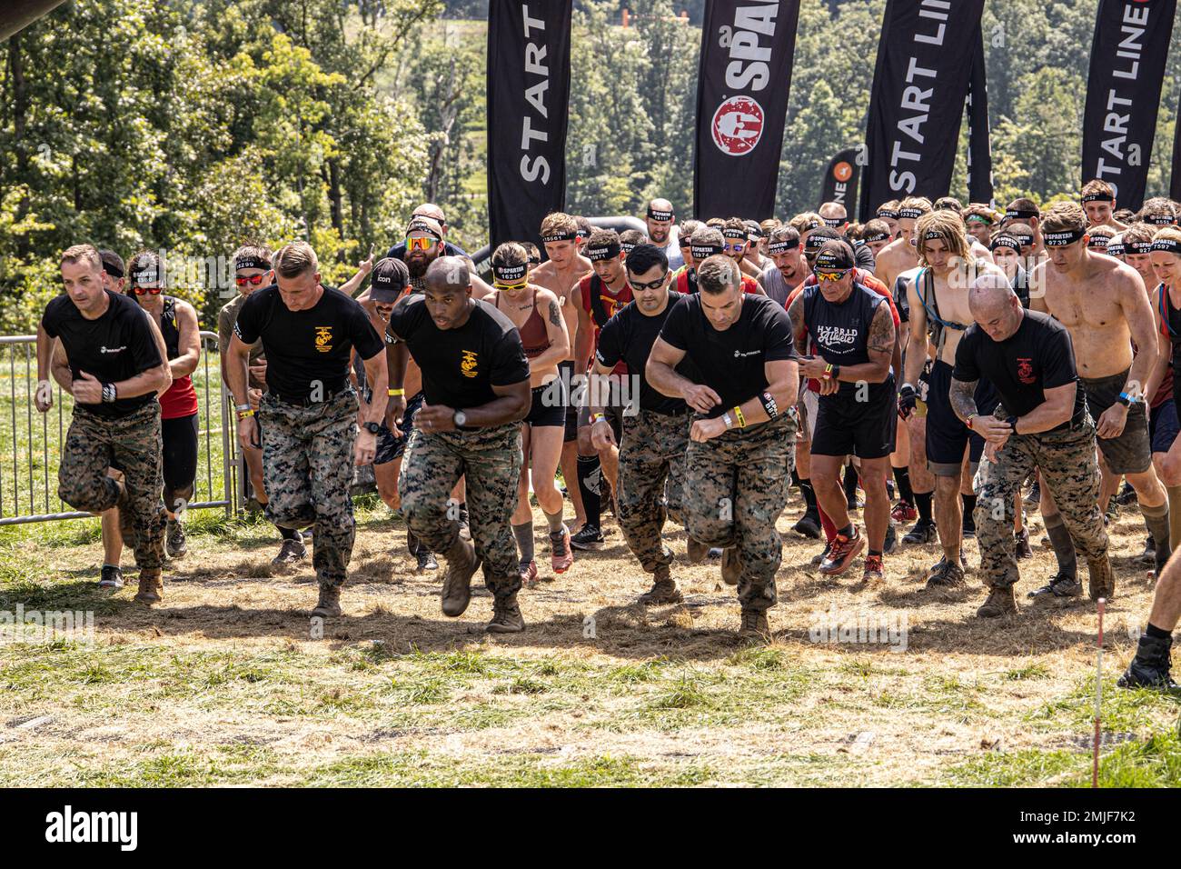 USA Marines von der Marinestützpunkt Quantico, Virginia, starten den Lauf mit dem Marines Event im Sprint 5K beim 2022 West Virginia Spartan Trifecta Weekend Event in Glen Jean, West Virginia, 28. August 2022. Das Marine Corps Recruiting Command hat sich 2022 mit dem Spartan Race und ihrer Athletengemeinschaft zusammengetan, indem es Veranstaltungen auf nationaler und lokaler Ebene aktiviert hat. Die Partnerschaft feiert die Disziplin, den Kampfgeist und den Willen der Athleten, Hindernisse zu überwinden und die Mission zu vollenden – Werte, die mit dem Corps geteilt werden. Stockfoto USA Marines von der Marinestützpunkt Quantico, Virginia, starten den Lauf mit dem Marines Event im Sprint 5K beim 2022 West Virginia Spartan Trifecta Weekend Event in Glen Jean, West Virginia, 28. August 2022. Das Marine Corps Recruiting Command hat sich 2022 mit dem Spartan Race und ihrer Athletengemeinschaft zusammengetan, indem es Veranstaltungen auf nationaler und lokaler Ebene aktiviert hat. Die Partnerschaft feiert die Disziplin, den Kampfgeist und den Willen der Athleten, Hindernisse zu überwinden und die Mission zu vollenden – Werte, die mit dem Corps geteilt werden. Stockfoto