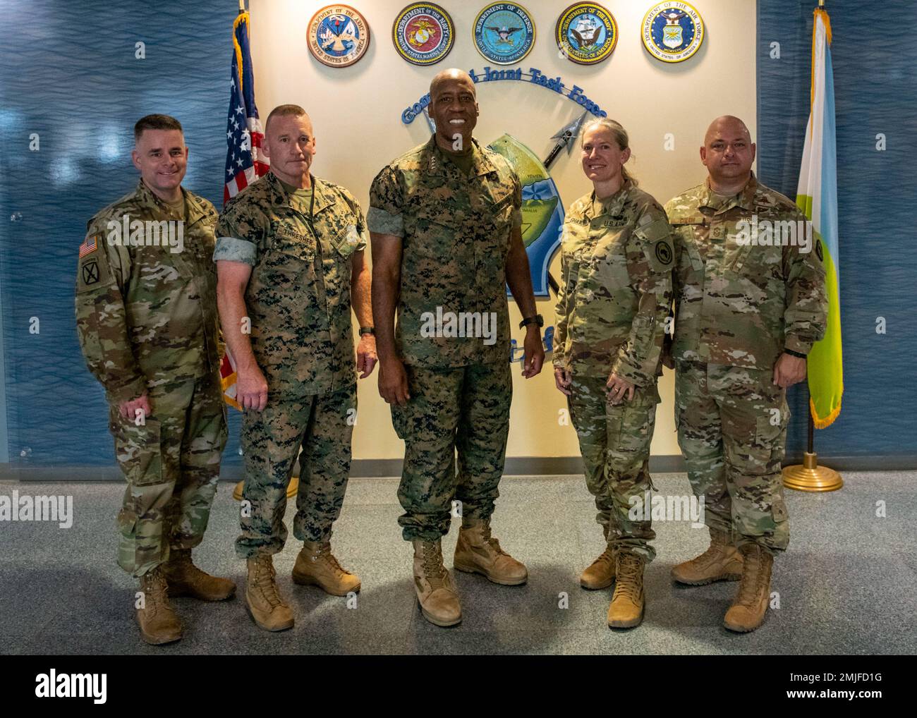 USA Generalmajor der Armee David Francis, Leiter der US-Operationen Afrika-Kommando; USA Marinekorps Sergeant Major Richard Thresher, Kommandant des Kommandeurs, US Afrika-Kommando; USA General des Marine Corps, Michael Langley, Commander, USA Afrika-Kommando; USA Generalmajor Jami Shawley, kommandierender General der gemeinsamen Task Force-Horn von Afrika und der USA Air Force Chief Master Sergeant Jason P. Colón, Kommandant des CJTF-HOA, posieren für ein Foto am 28. August 2022. Die Verlobung war Teil einer viertägigen Reise von hochrangigen Führungskräften nach Dschibuti (Somalia) und Manda Bay (Kenia) ab August Stockfoto