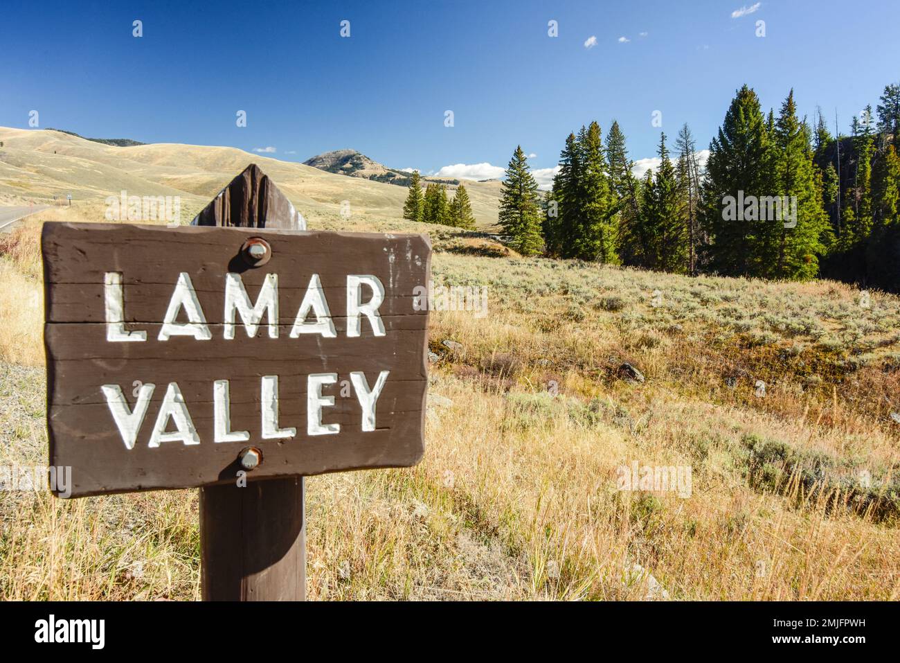 Yellowstone-Nationalpark, Wyoming, USA, Lamar Valley Road wird nach Hochwasserschäden im Juni 2022 wieder geöffnet. Bauarbeiten, Schäden, Wiederaufbau Stockfoto
