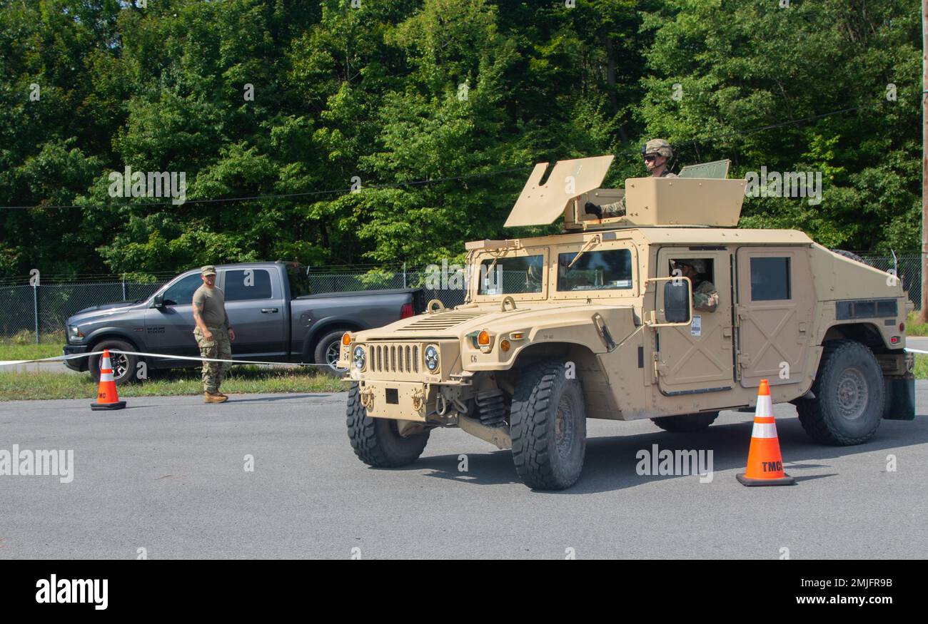 Soldaten der 10. Mountain Division (LI), Sustainment Brigade, 10. MTN DIV (LI) treten auf einer High Mobility Multipurpose Wheeled Vehicle (HMMWV)-Rennstrecke am 29. August 2022 in Fort Drum, New York, im Rahmen einer Reihe von Veranstaltungen zur Feier des Mountain Fest 2022 an. Das Mountain Fest ist ein jährliches Event, bei dem der Nationalgeist gefeiert und die Beziehungen zwischen den Gemeinden gestärkt werden sollen. Gleichzeitig werden Beiträge und Dienste gewürdigt. Stockfoto