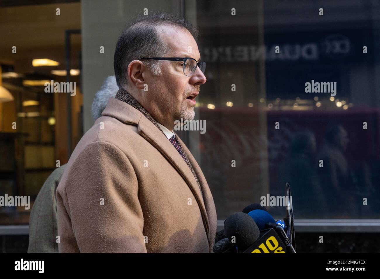 Der Präsident von Manhattan Borough, Mark Levine, hält am 27. Januar 2023 eine Pressekonferenz ab, um die Stadt aufzufordern, die Namen von Nazi-Kollaborateuren aus dem Canyon of Heroes in New York zu entfernen. Die französischen Nazi-Kollaborateure Henri Philippe Petain und Pierre Laval leiteten während des Zweiten Weltkriegs die berüchtigte, von den Nazis kontrollierte Regierung Vichy und wurden beide verurteilt, weil sie Frankreich und seine jüdischen Bürger betrogen haben, von denen 75.000 in Konzentrationslager entsandt wurden. Beide Männer besuchten New York im Jahr 1931 und haben Plaketten auf den Gehwegen des südlichen Broadway, den Canyon der Helden genannt. (Foto: Lev Radin/SIP Stockfoto