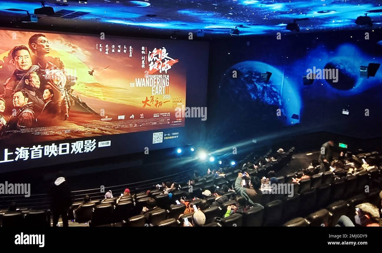 SHANGHAI, CHINA - 27. JANUAR 2023 - Fans sehen den Film The Wandering ...