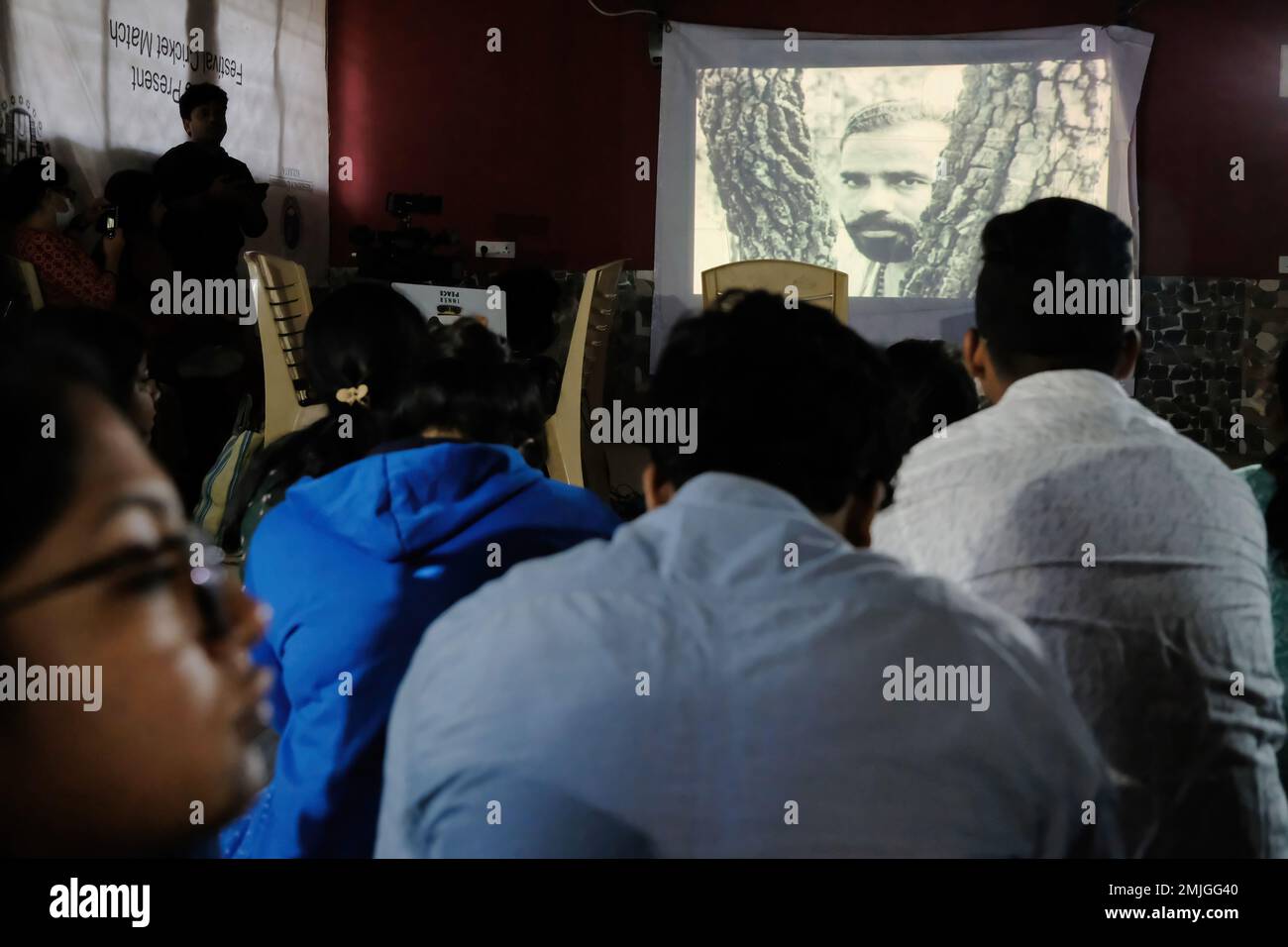 Kalkutta, Indien. 27. Januar 2023. Studenten der Präsidentschaftsuniversität arrangierten eine Projektionsshow der Regierung. BBC-Dokumentarfilm über Premierminister Narendra Modi mit dem Titel "Indien: Die Modi-Frage". Mediengruppen sagen, dass Indiens Regierung ihre Notstandsbefugnisse gemäß den IT-Regeln von 2021 missbraucht, indem sie den Dokumentarfilm blockiert. Kredit: SOPA Images Limited/Alamy Live News Stockfoto