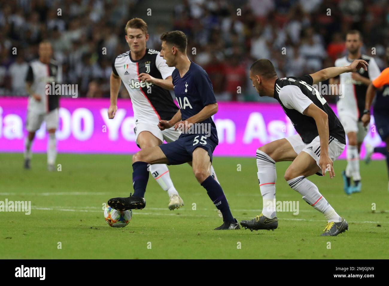 Tottenham's Jack Roles, center, in action during the International Champions Cup soccer match between Juventus and Tottenham Hotspur in Singapore, Sunday, July 21, 2019. (AP Photo/Danial Hakim) Stockfoto