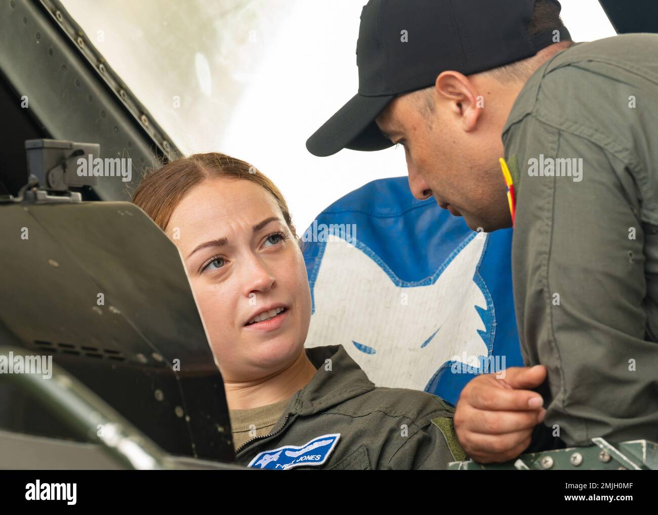 USA Air Force 1. LT. Miranda Jones, ein Pilot der 157. Kampfgeschwader der South Carolina Air National Guard, weist ein Mitglied der kolumbianischen Air Force in einem Auswurfsitztraining für einen Incentive-Flug während Relampago VII, einer Übung in Barranquilla, Kolumbien, am 29. August 2022. Relampago VII ist eine kombinierte kolumbianische und US-amerikanische Übung, die in den USA stattfindet Southern Command (SOUTHCOM) Theater, das sich auf Techniken, Taktiken und Verfahren konzentriert, um die langjährige Partnerschaft zwischen unseren Streitkräften zu stärken. Stockfoto