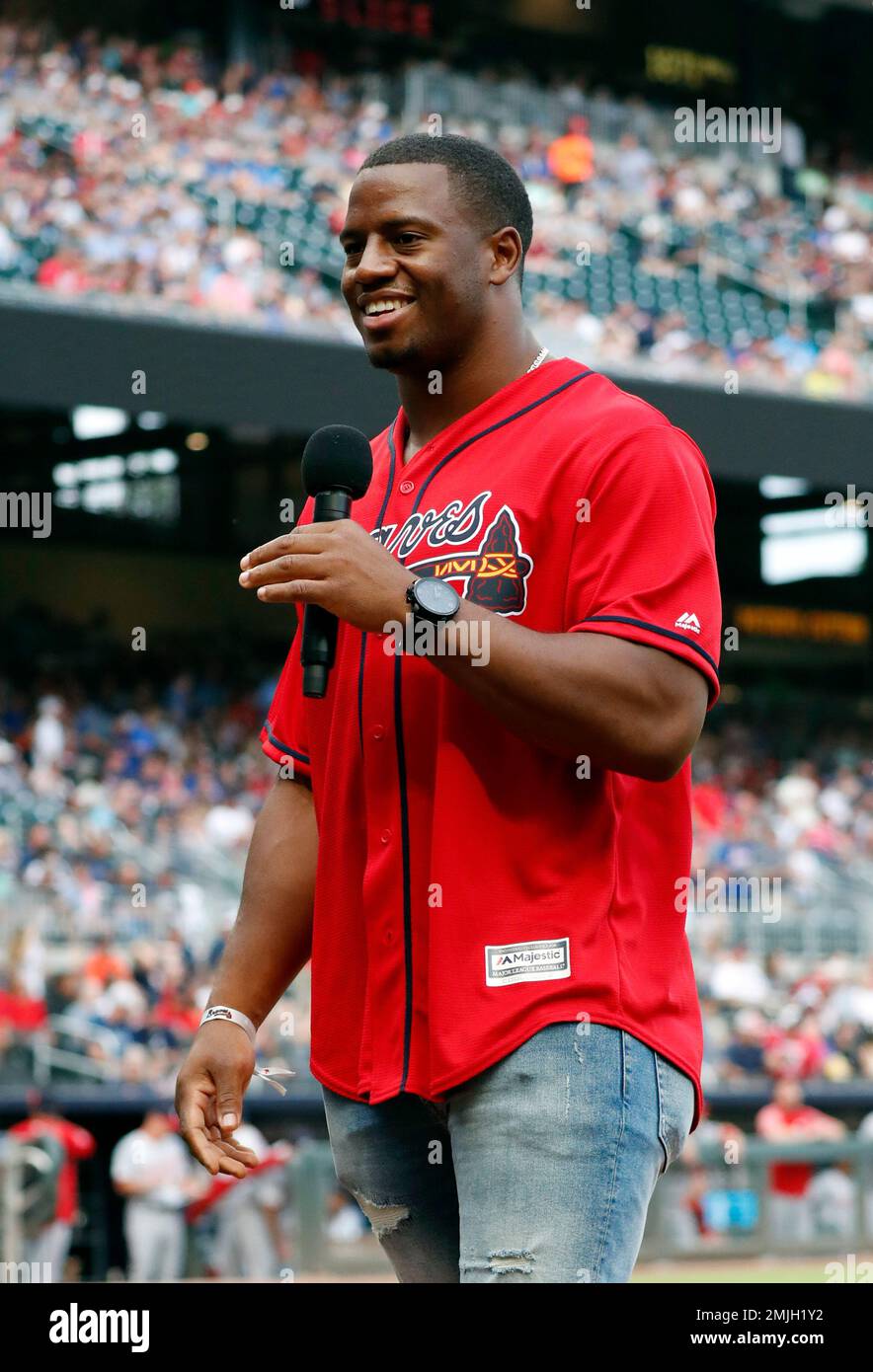 Former Georgia and current Cleveland Browns running back Nick Chubb gives the command to "play ball" before a baseball game between the Washington Nationals and the Atlanta Braves on Thursday, July 18, 2019, in Atlanta. (AP Photo/John Bazemore) Stockfoto